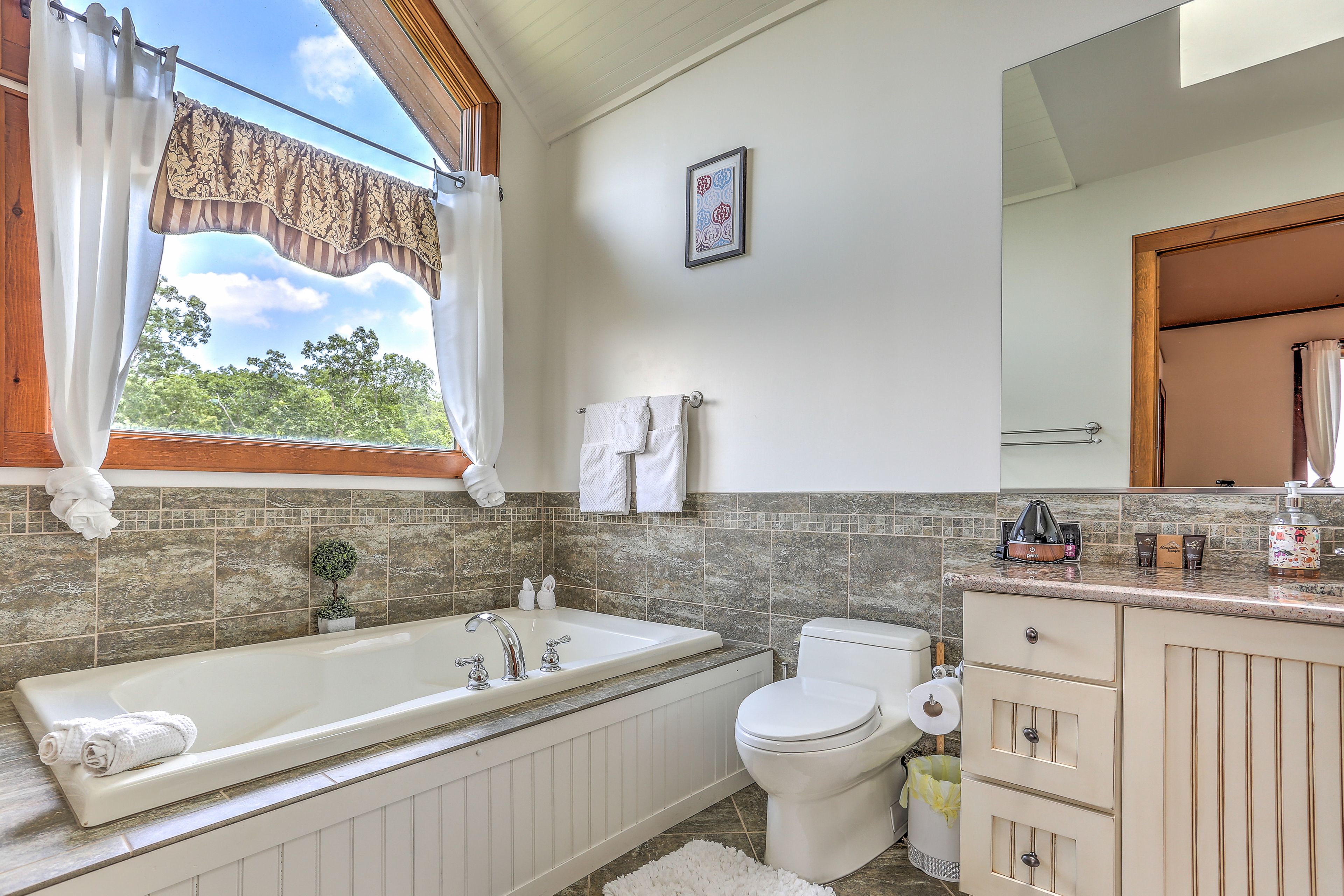 En-Suite Bathroom | Main Level | Jetted Tub | Shower