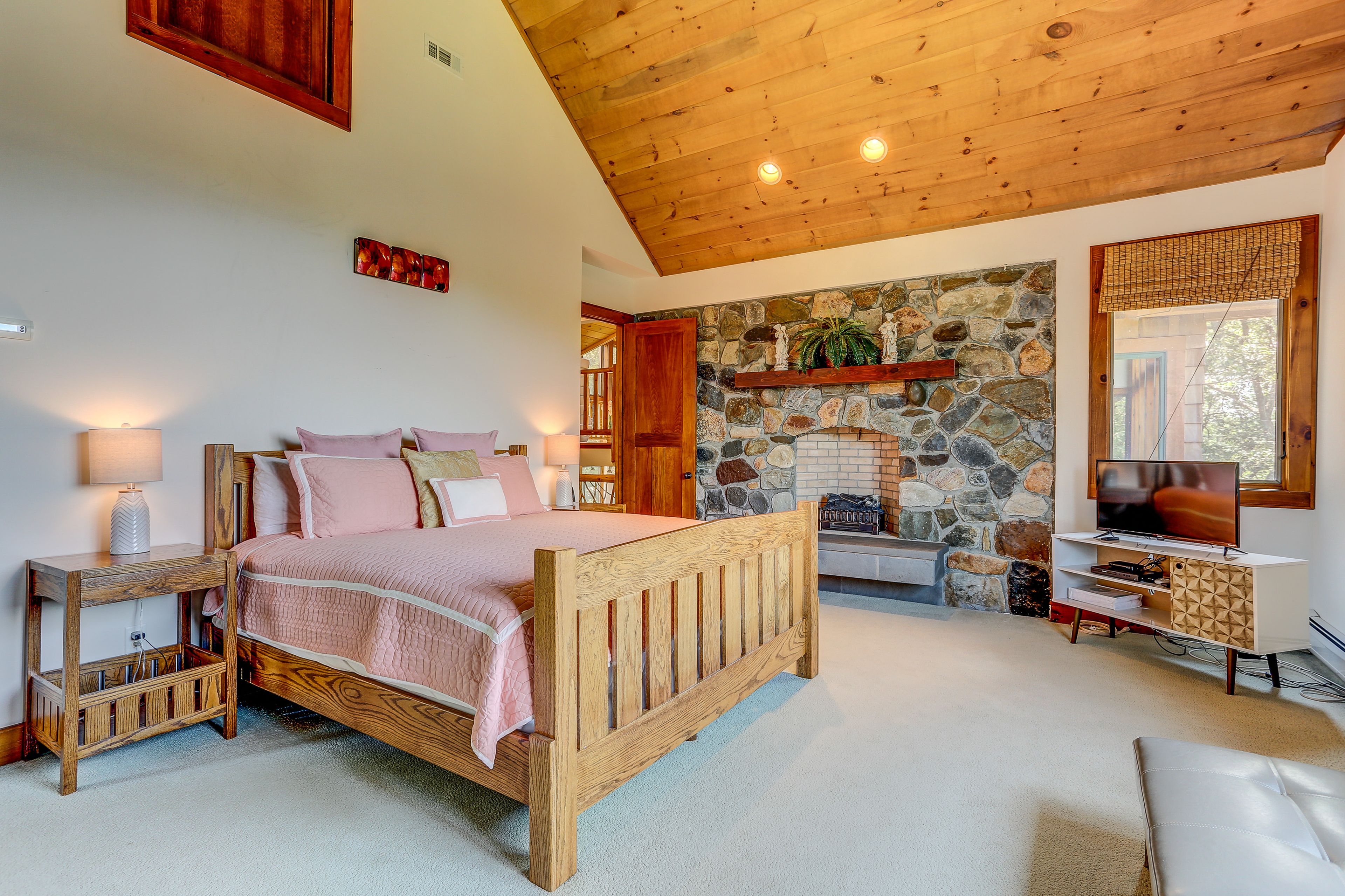 Bedroom 1 | Main Level | King Bed | Full Futon (Best Suited for Toddlers)