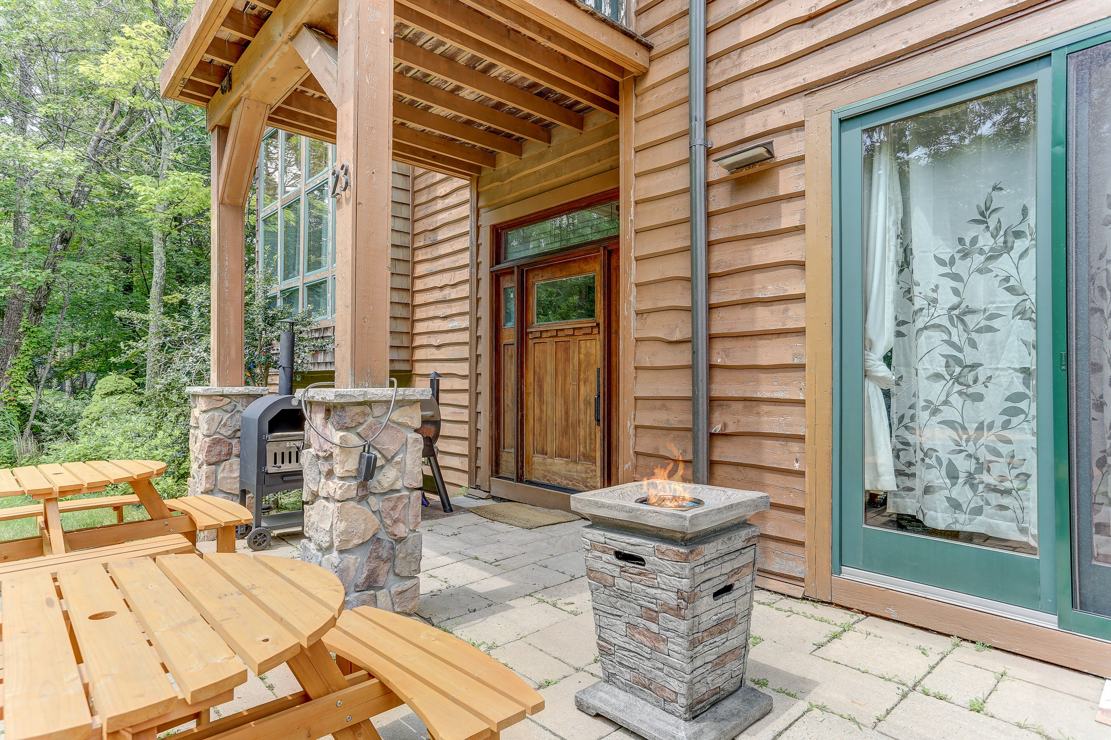 Patio | Outdoor Dining | Smoker