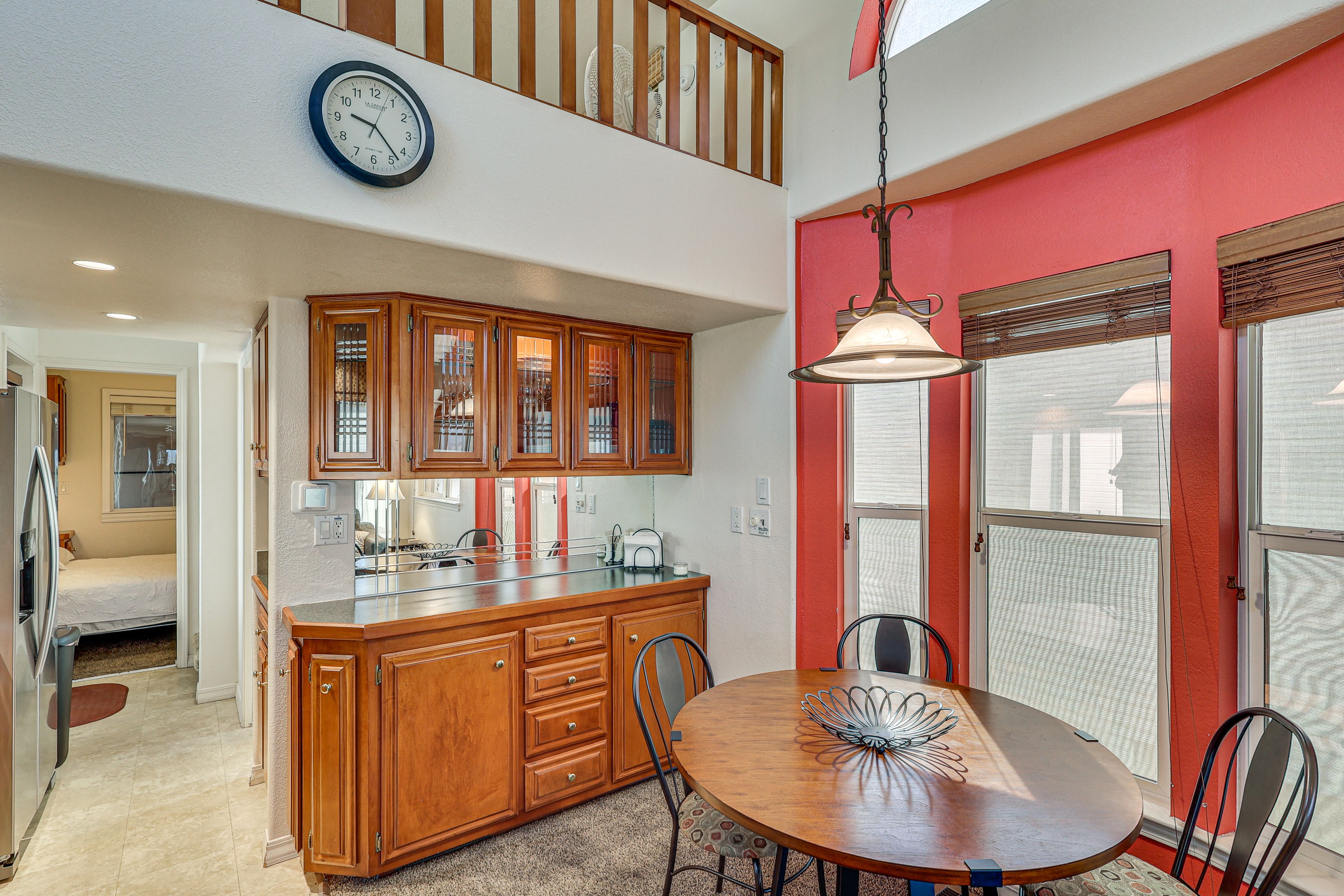 Dining Area | Dishes & Flatware Provided