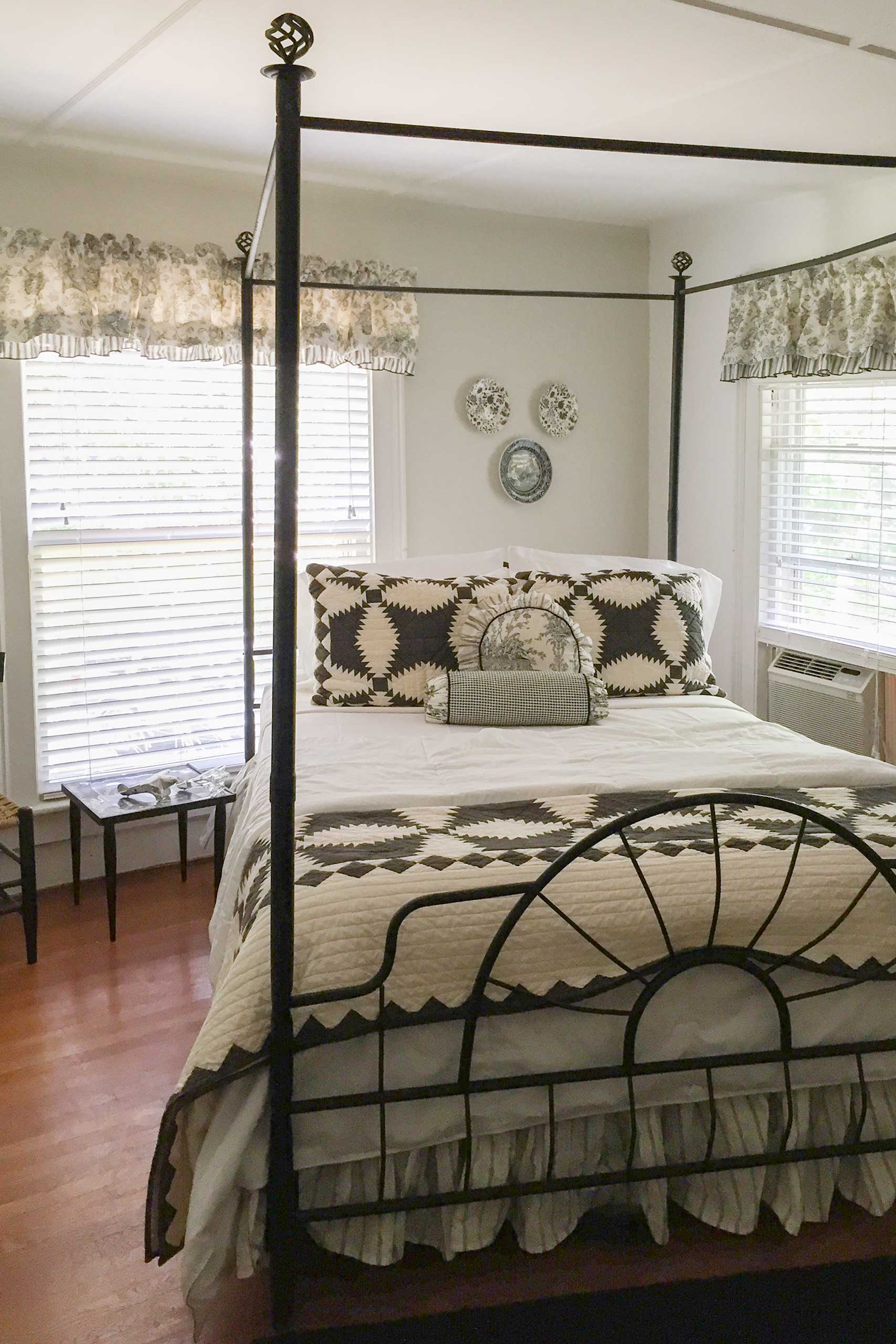 Bedroom 4 | Queen Bed