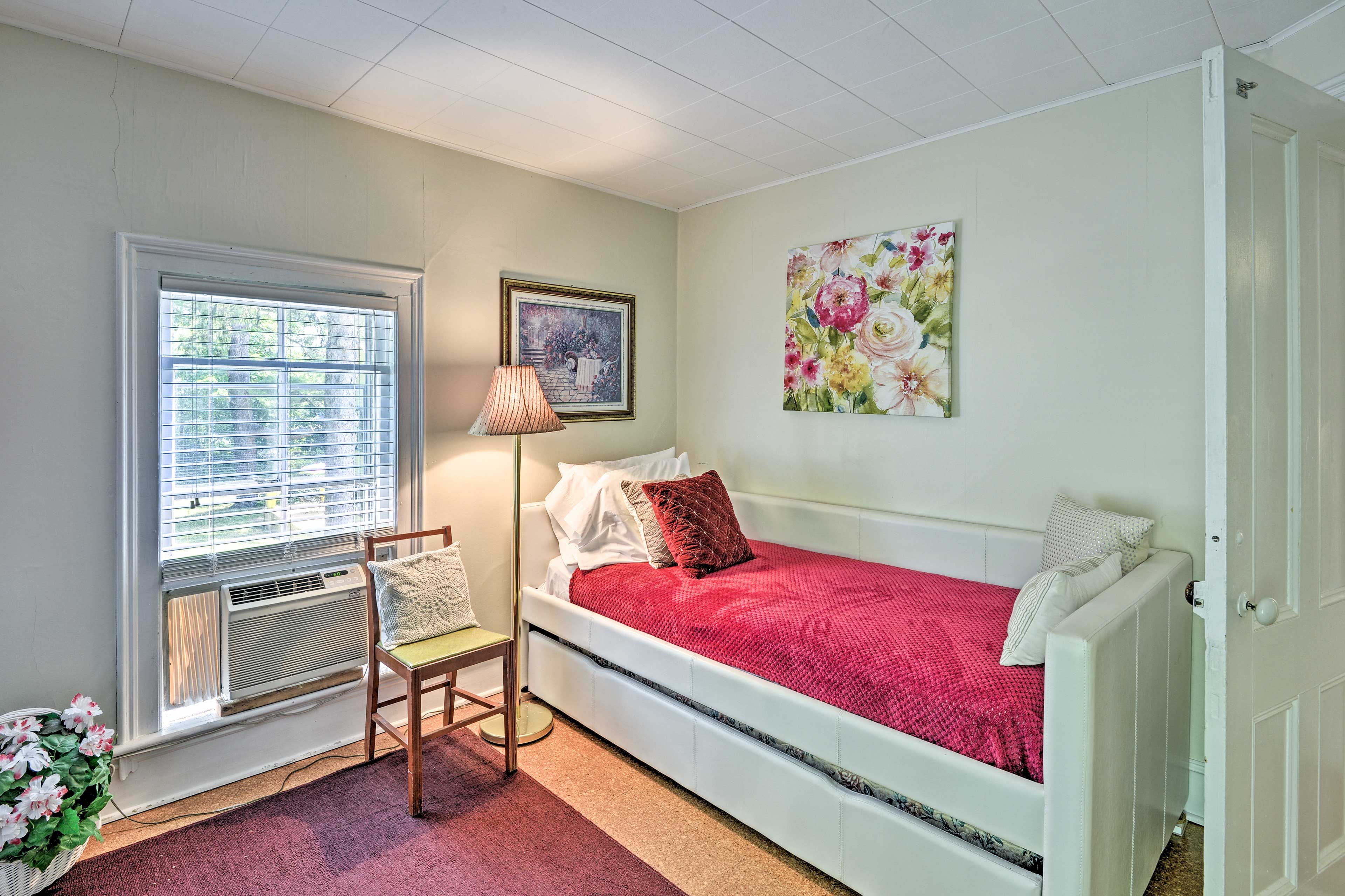 Bedroom 6 | Twin Daybed w/ Twin Trundle