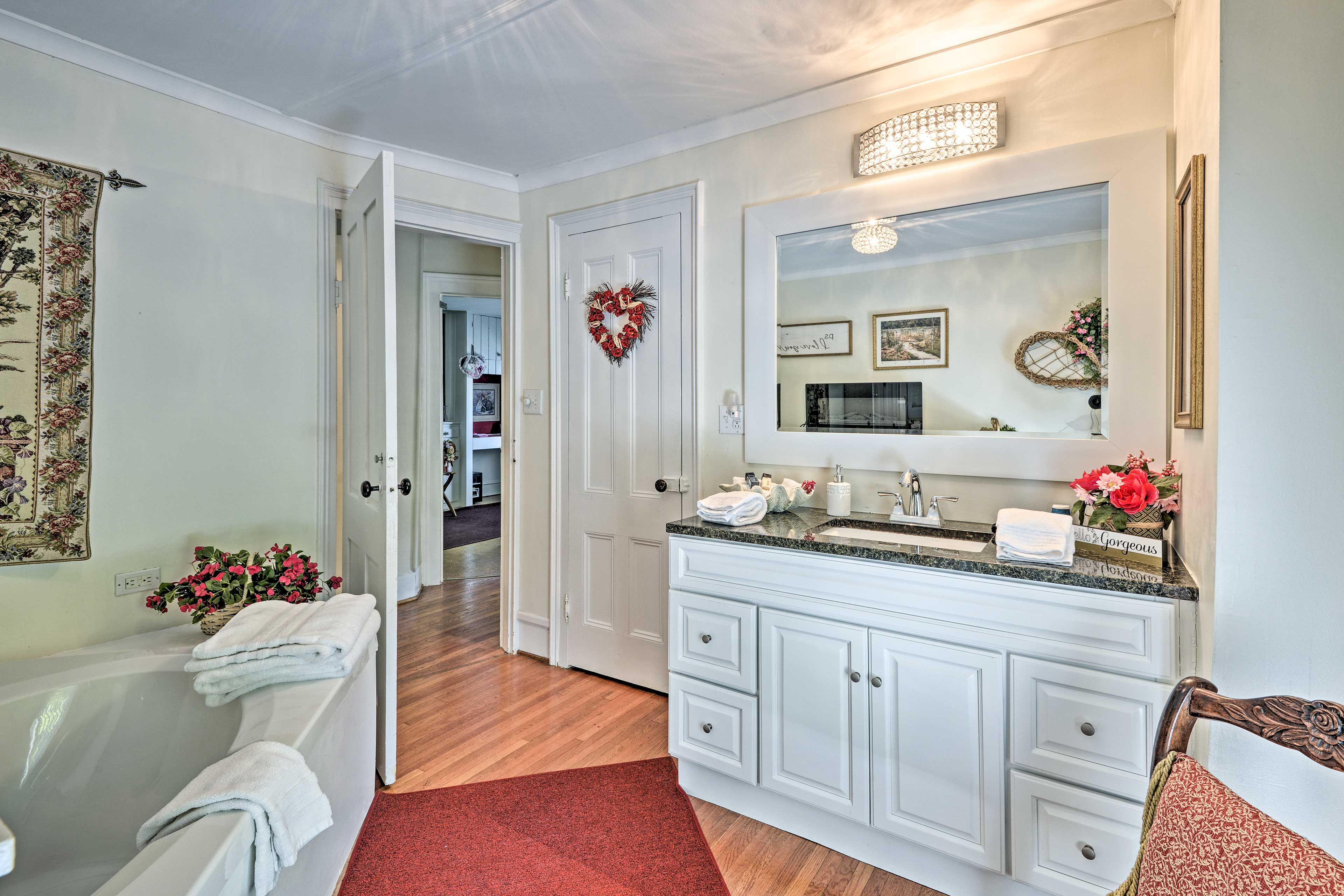 Full Bathroom | Complimentary Toiletries | Hair Dryer