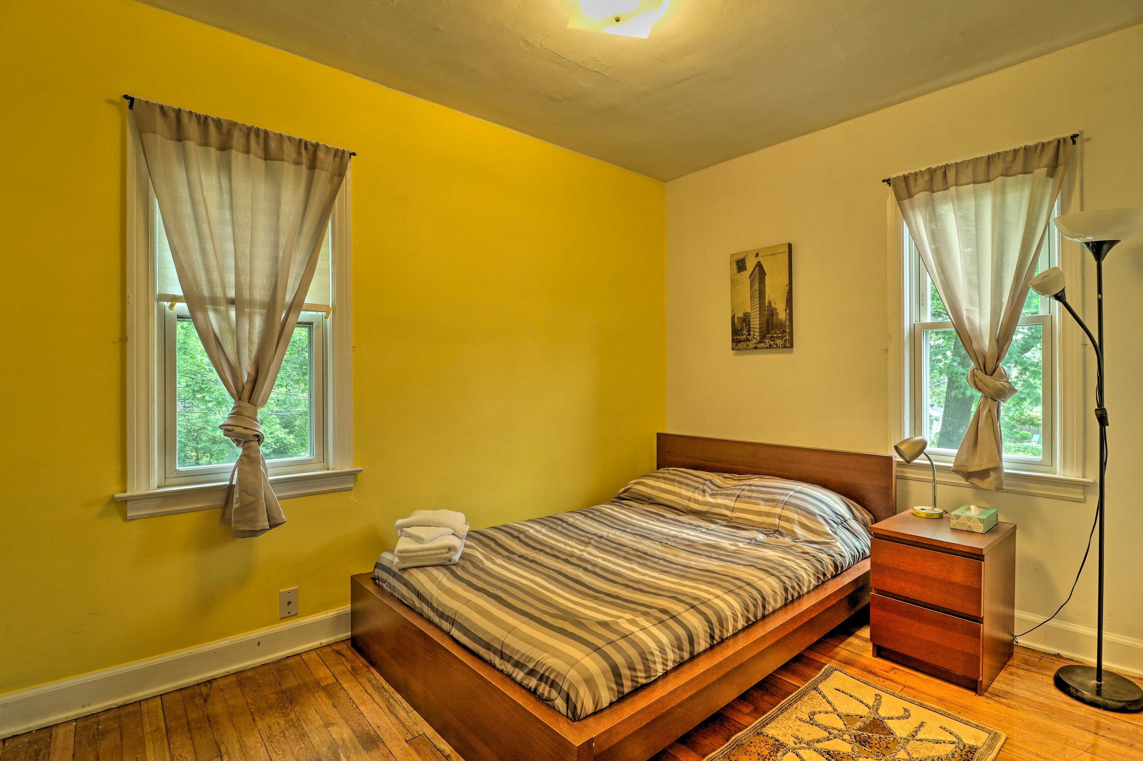 Bedroom: Full Bed