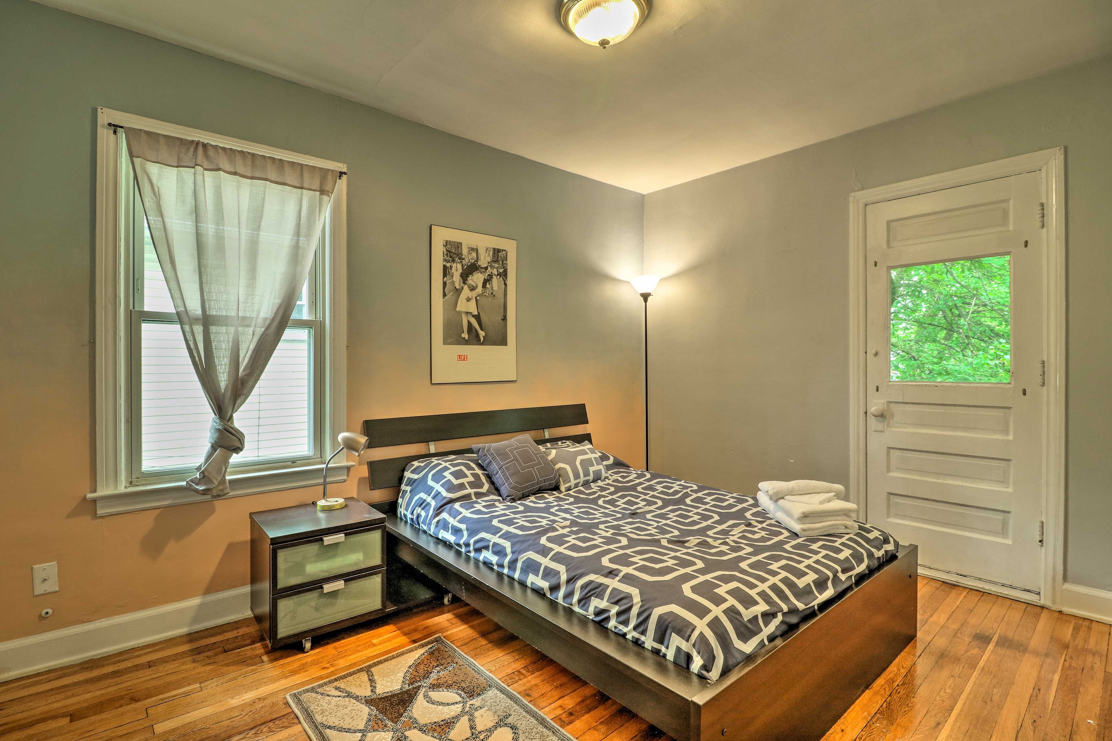 Bedroom: Full Bed