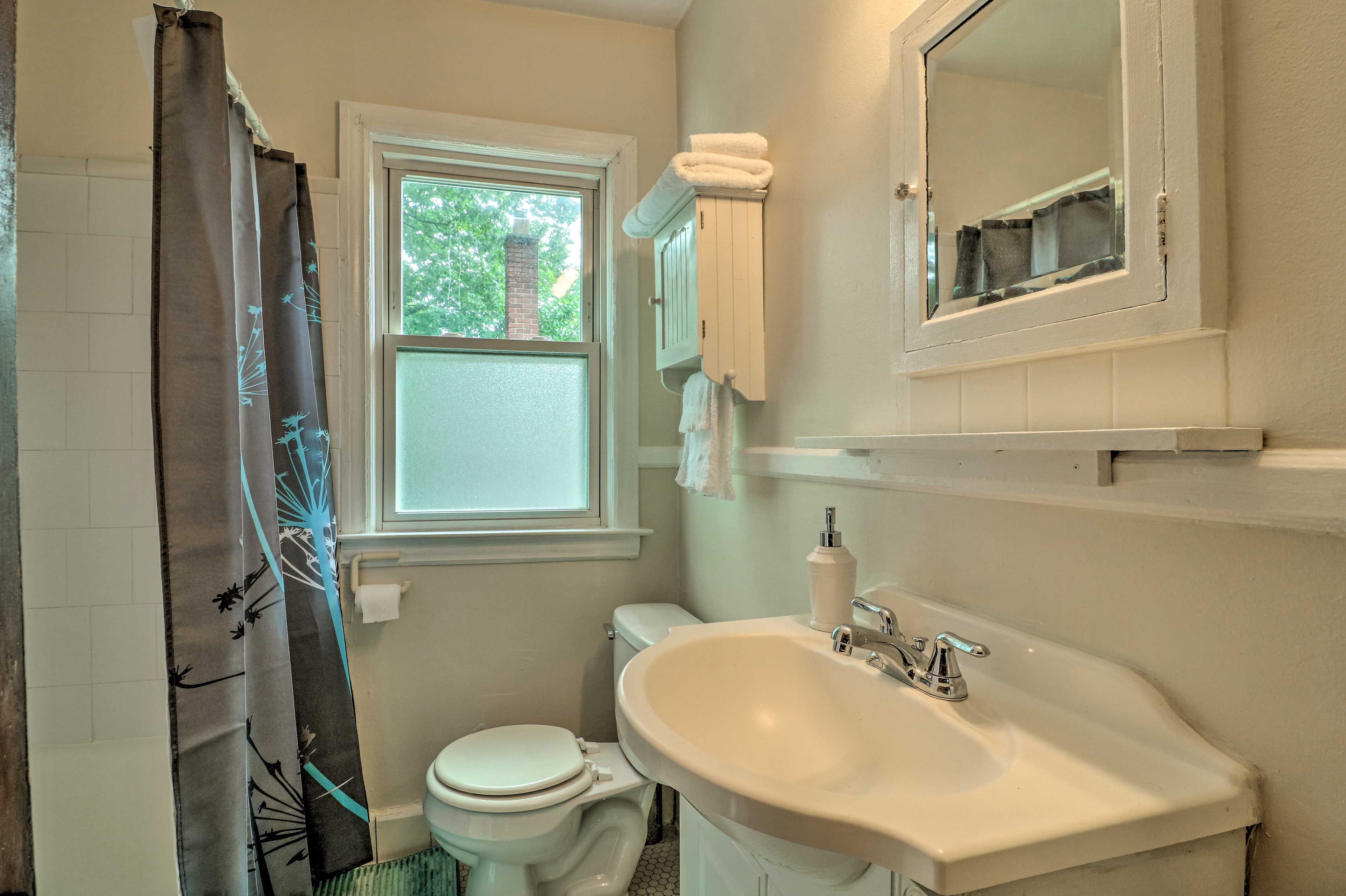 Full Bathroom: Towels & Linens Provided