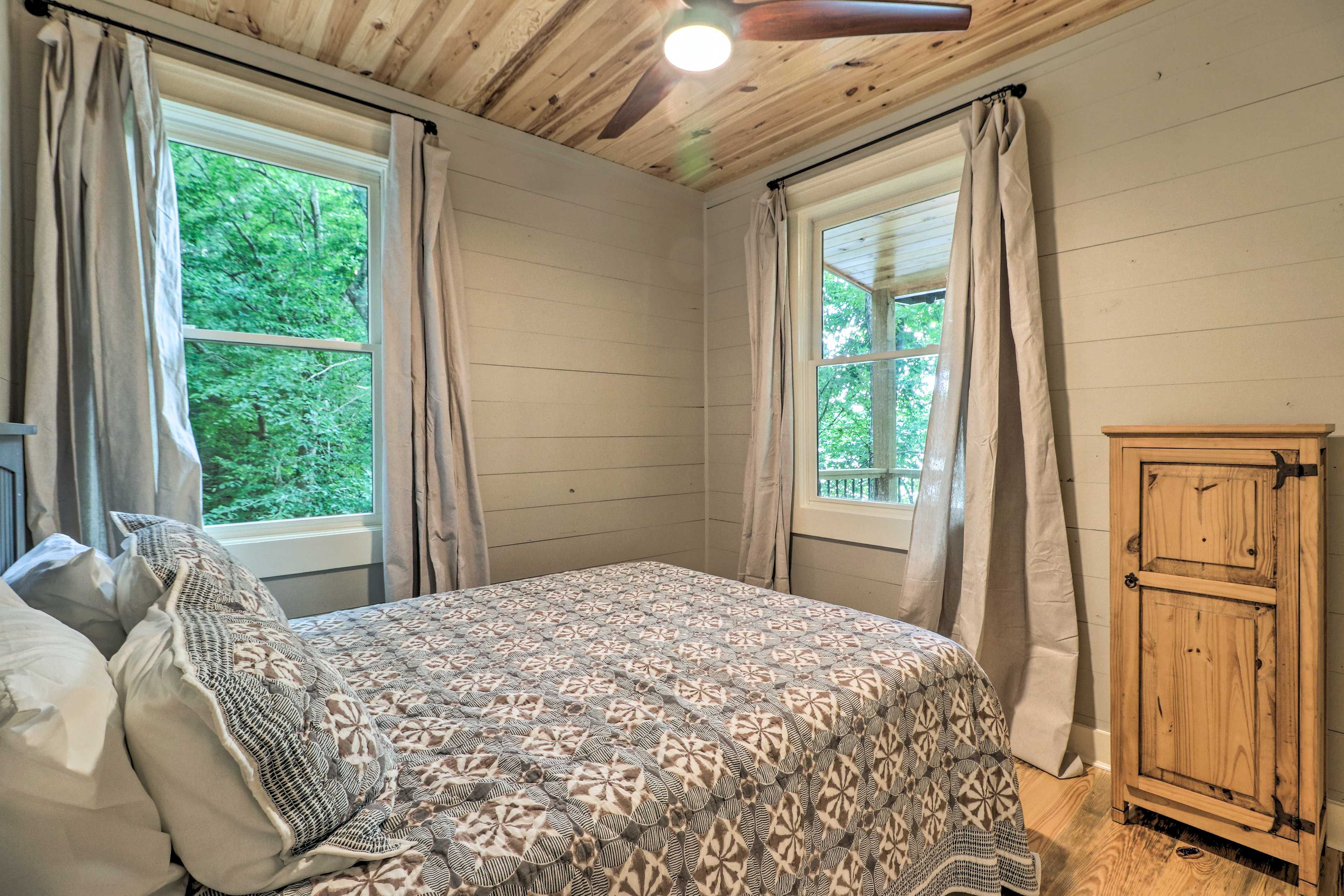 Bedroom 1 | Queen Bed
