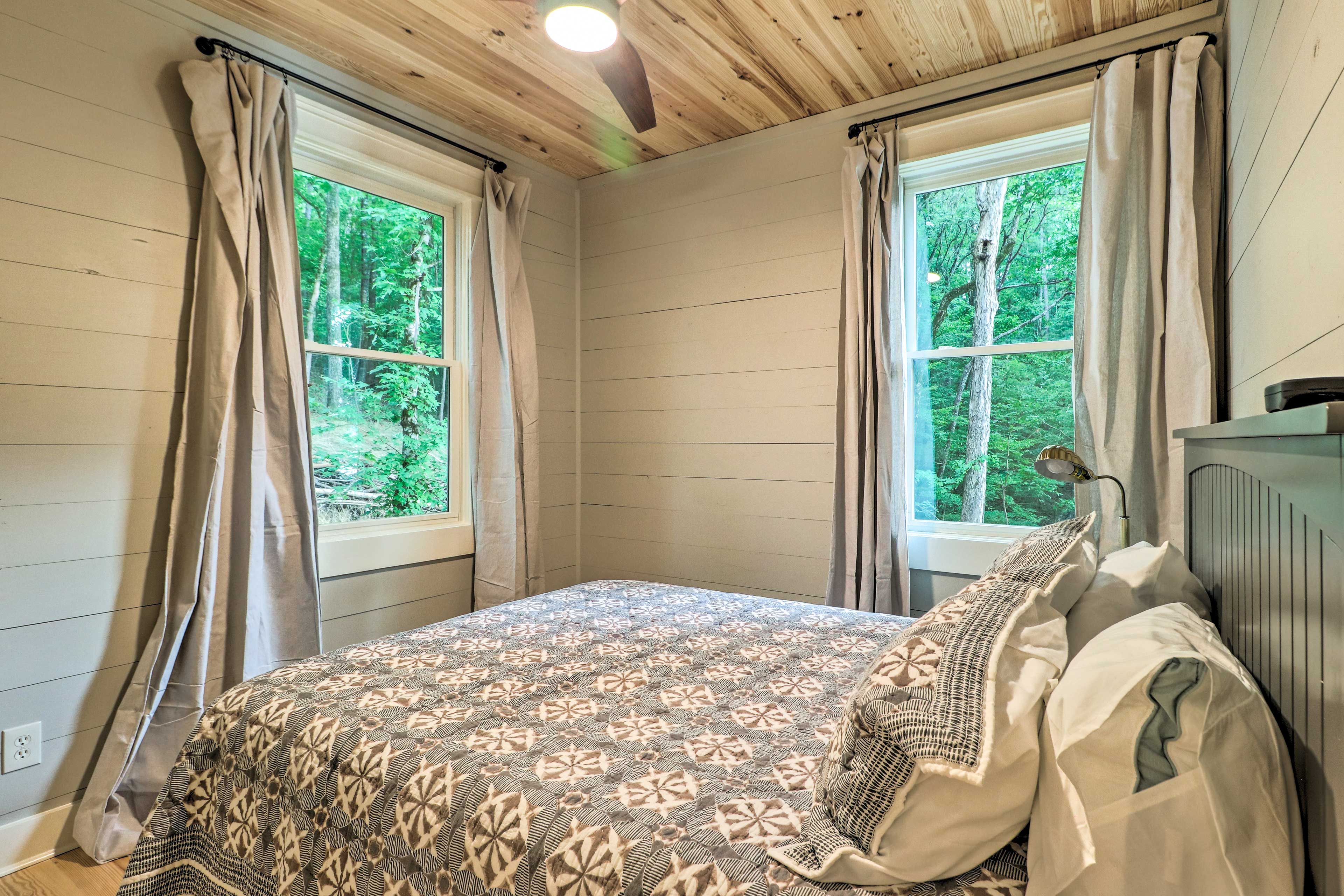 Bedroom 2 | Queen Bed