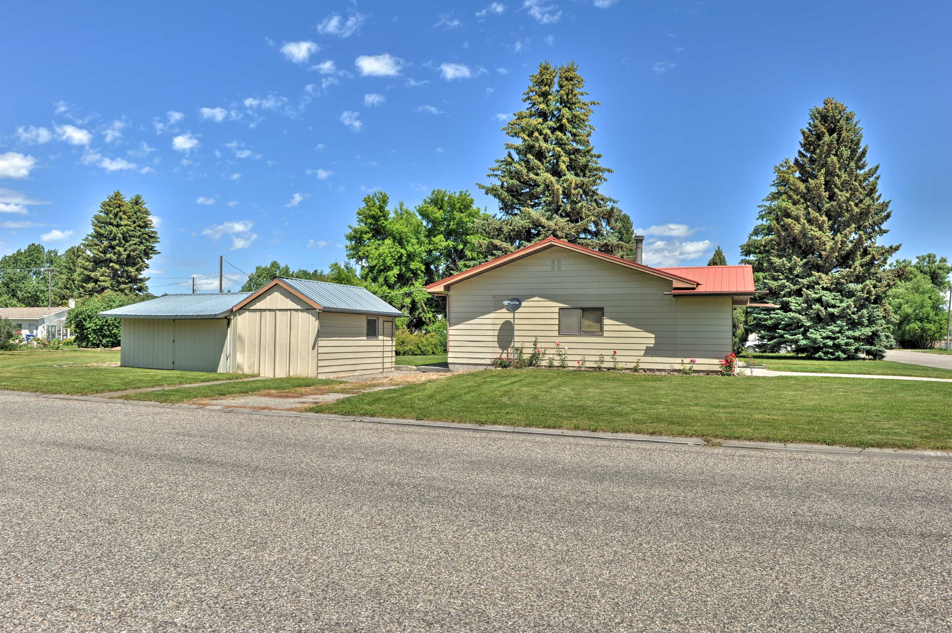 Parking | Gravel Driveway (1 Vehicle) | Covered Parking (1 Vehicle)