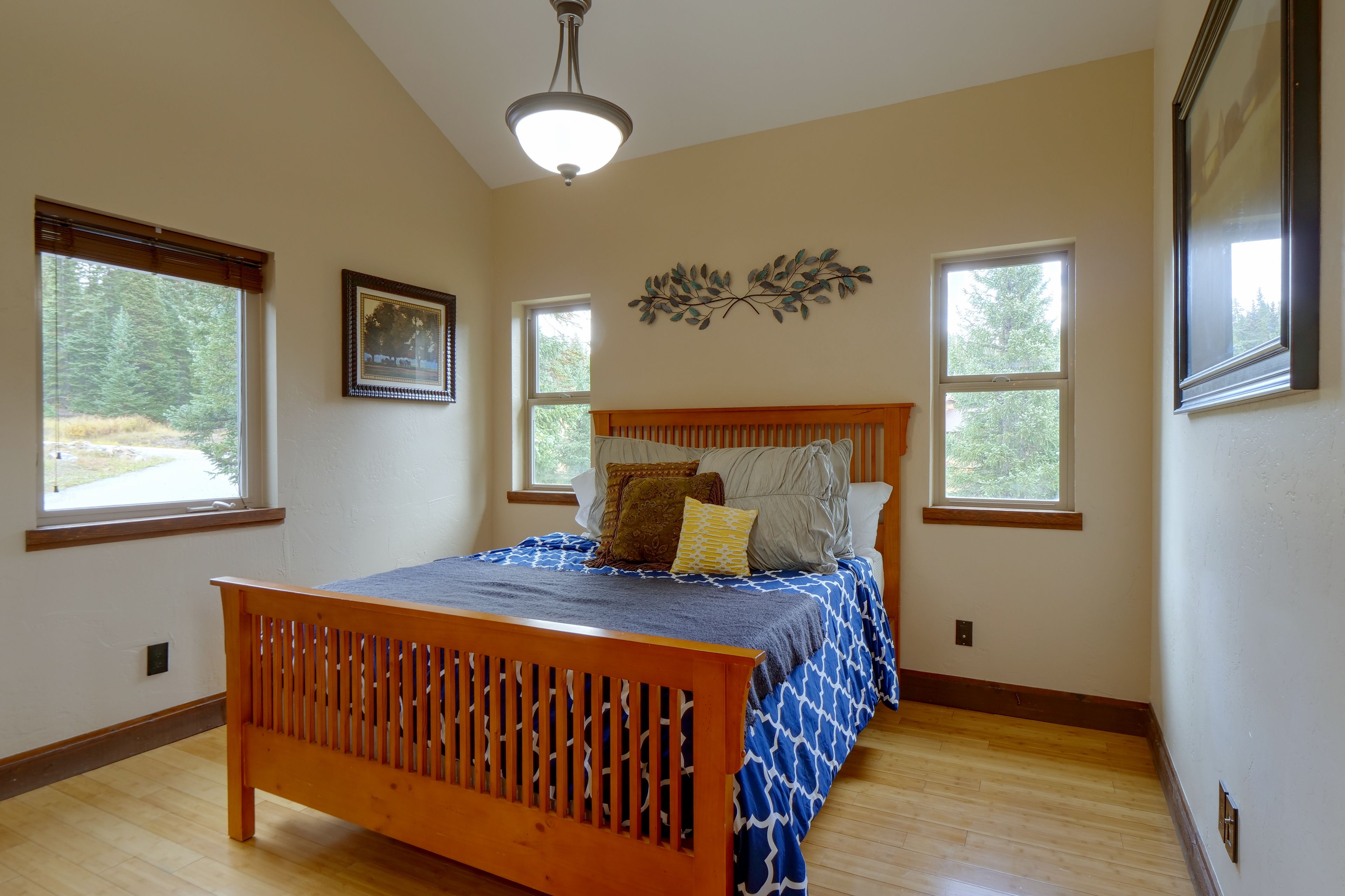 Bedroom 2 (Moose Crossing) | Queen Bed