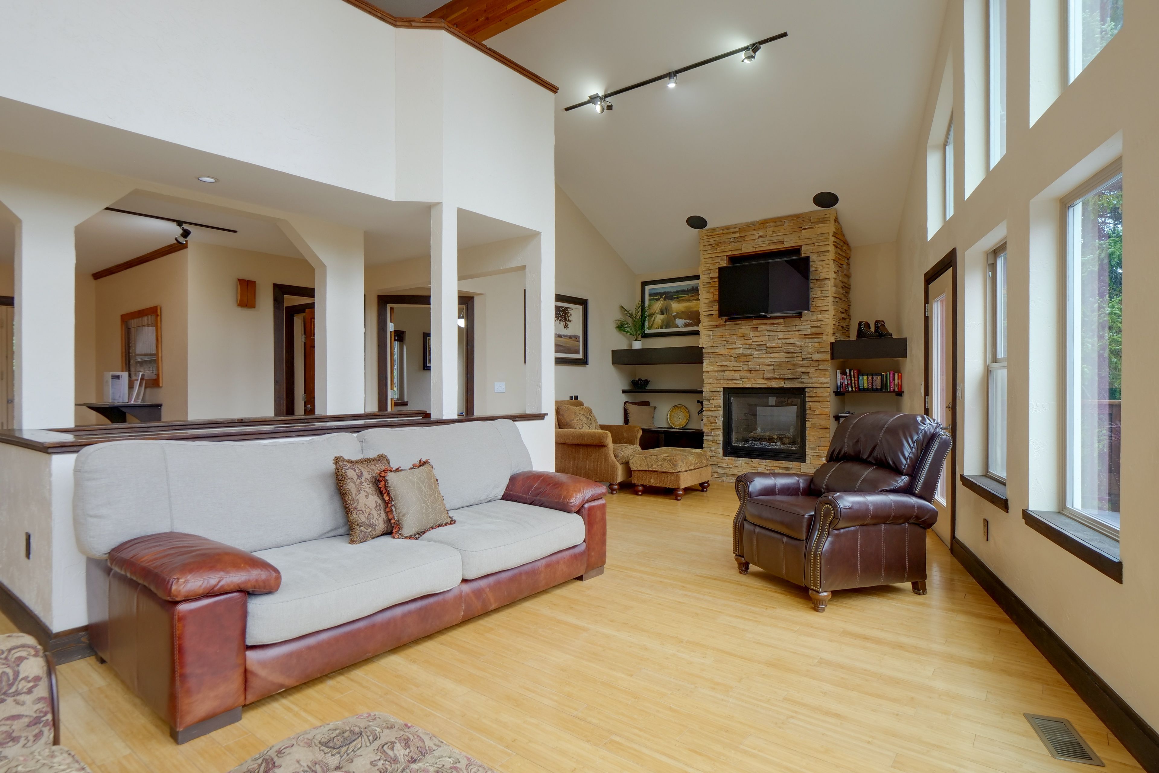 Living Room | Smart TV | Gas Fireplace