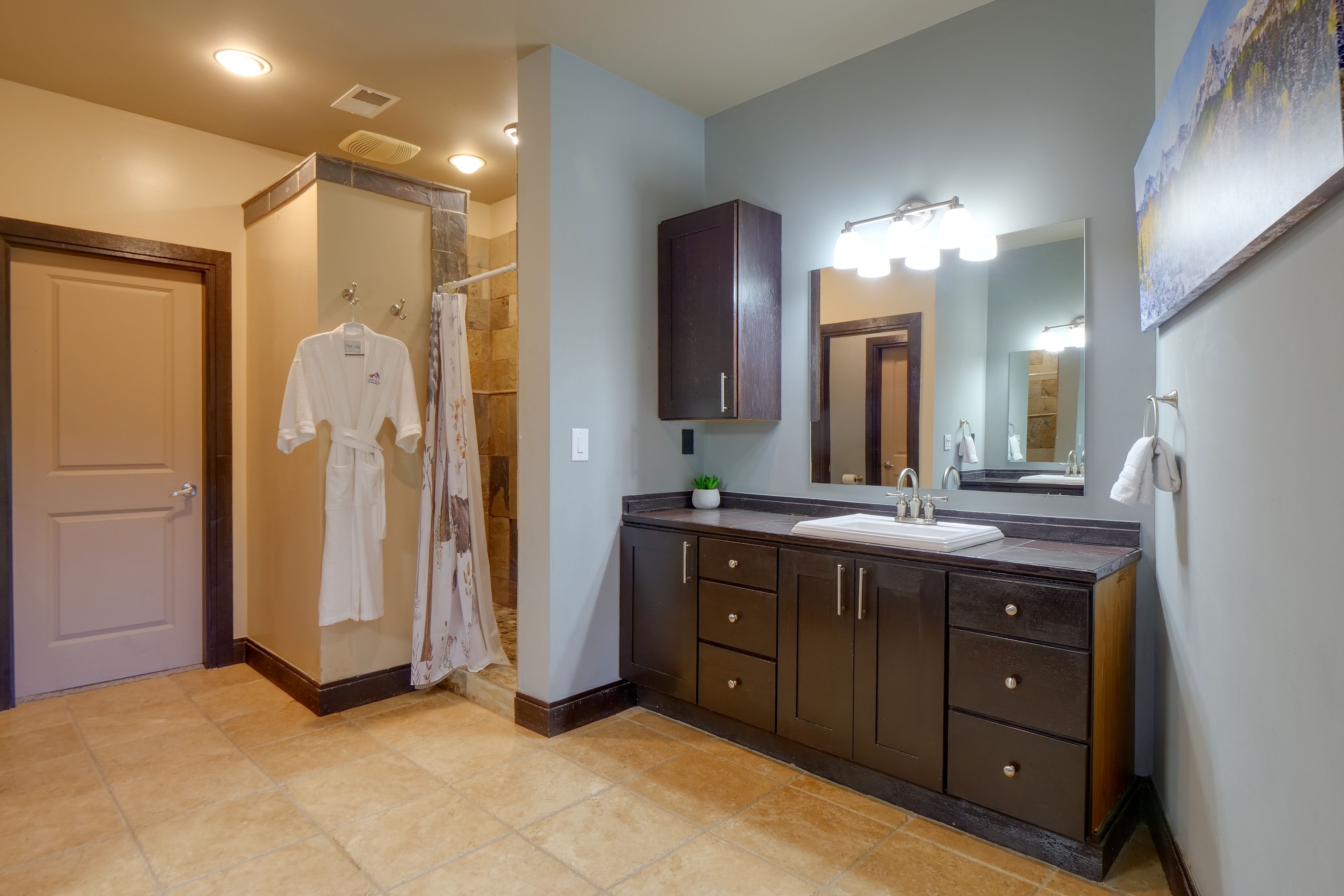 Full Bathroom | Complimentary Toiletries