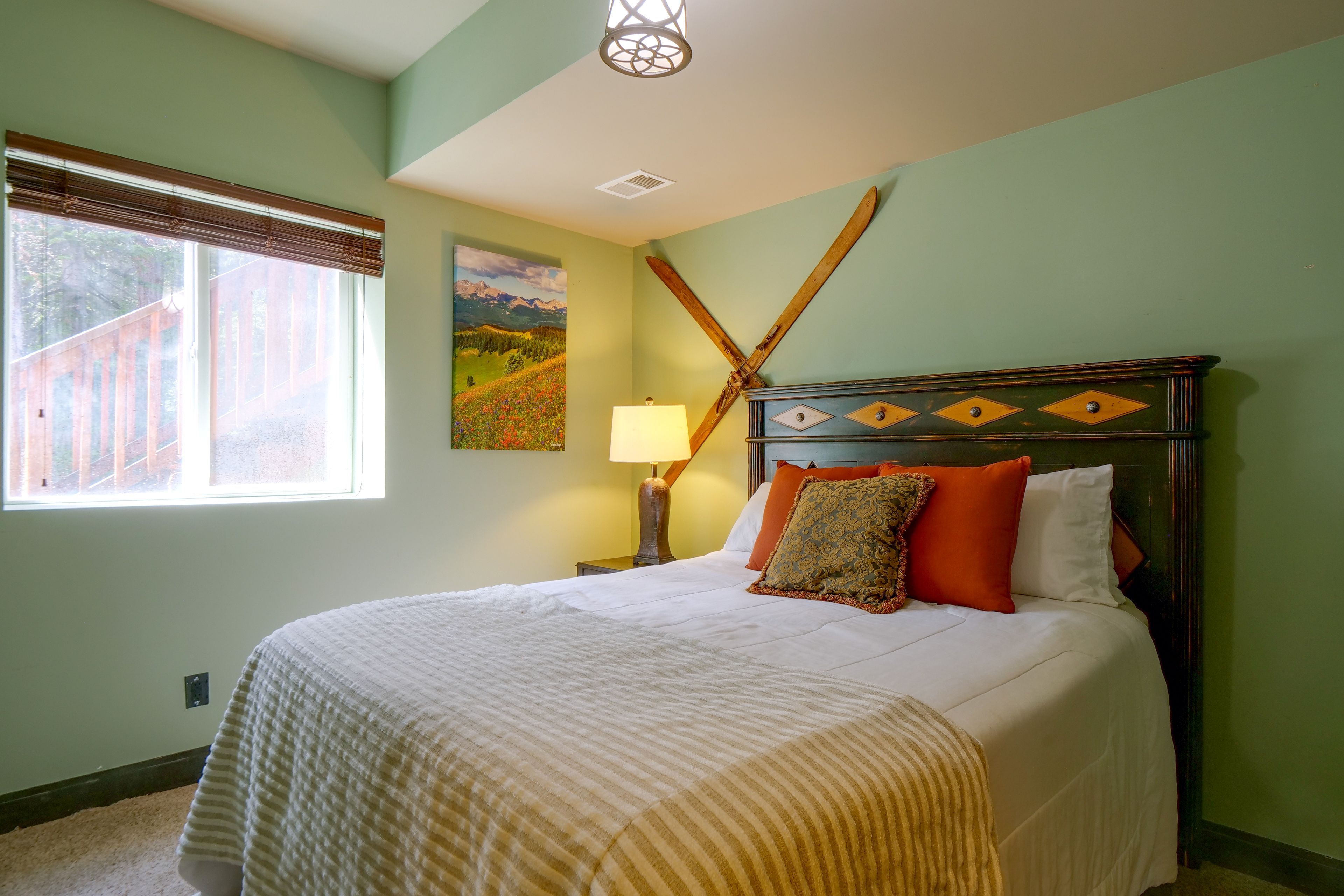 Bedroom 4 (Evergreen) | Queen Bed
