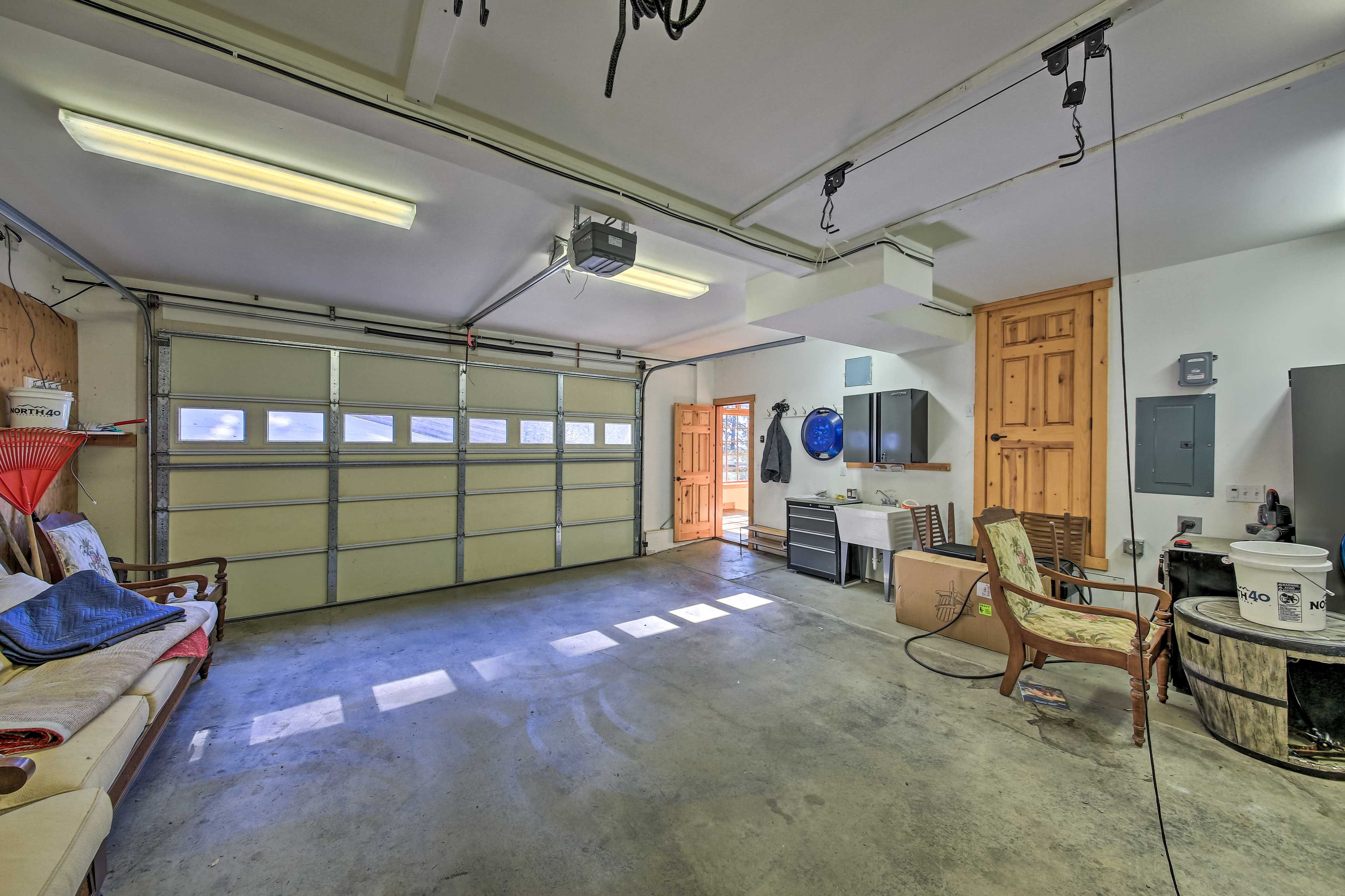 Parking | Garage (1 Vehicle) | Heated Driveway (4 Vehicles) | Street Parking
