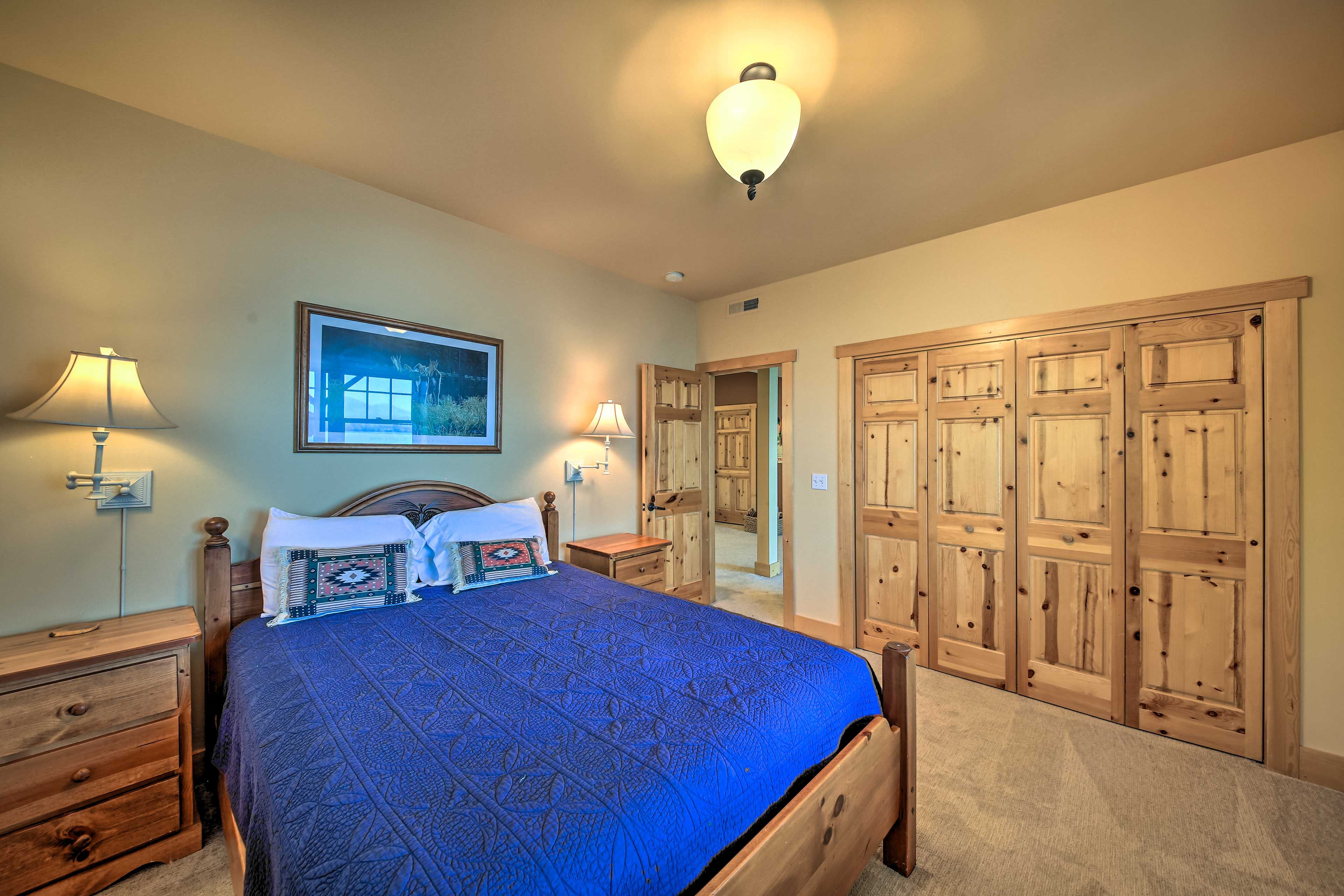 Bedroom 2 | Queen Bed