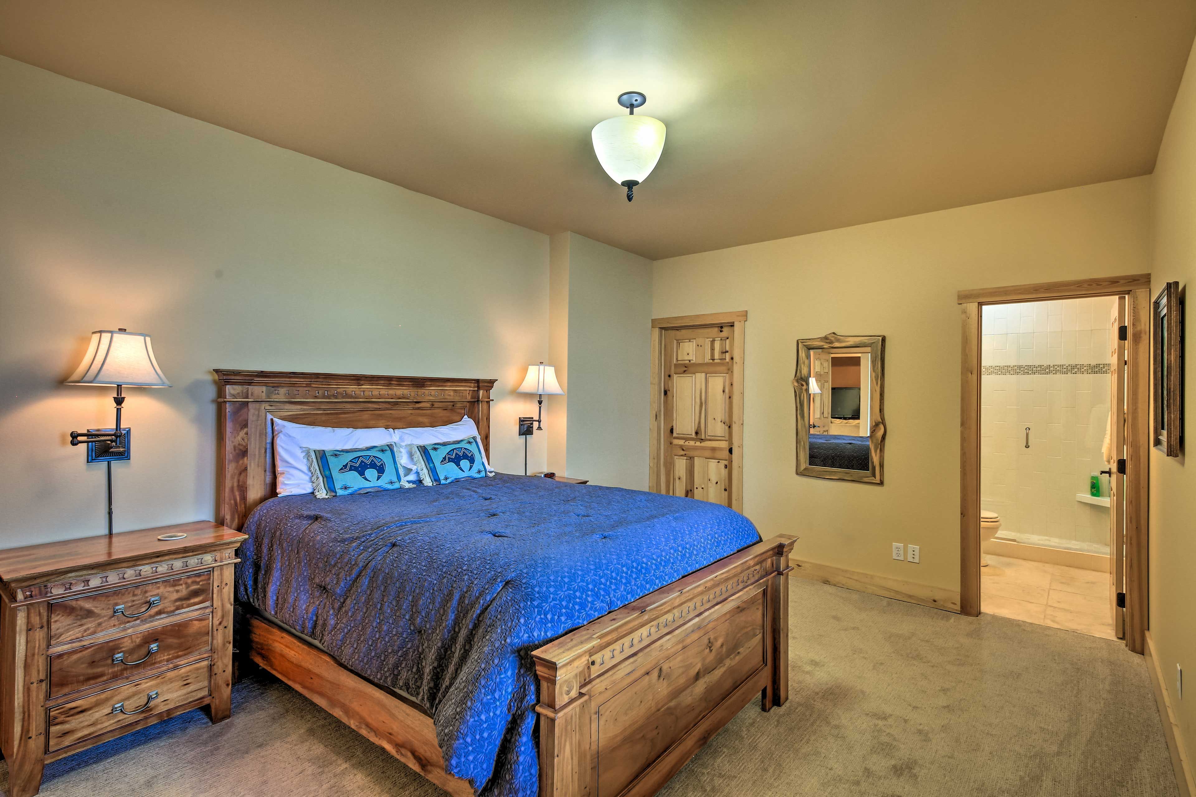 Bedroom 3 | Queen Bed
