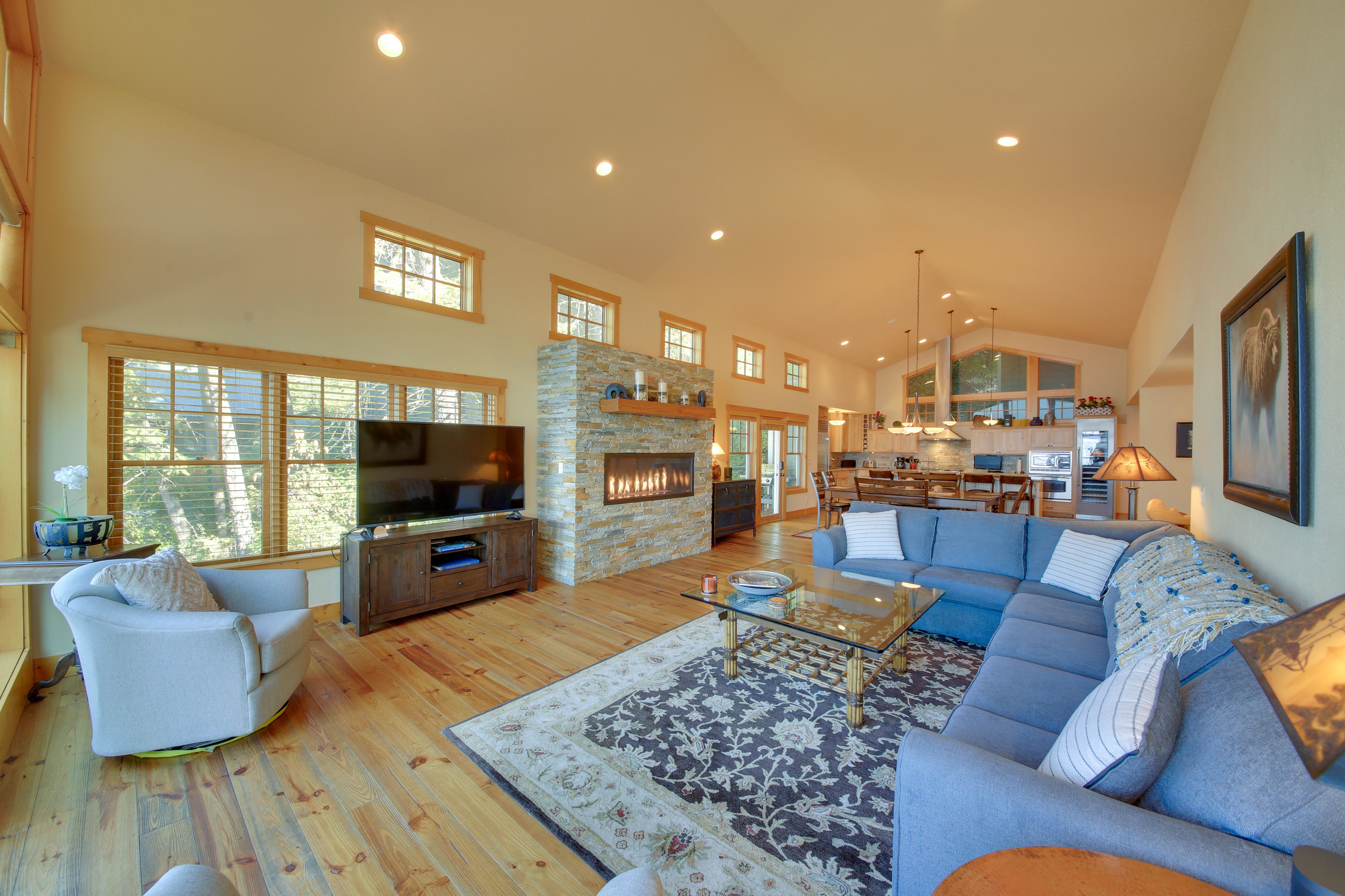Living Room | Free WiFi | Smart TV | Fireplace | Central A/C