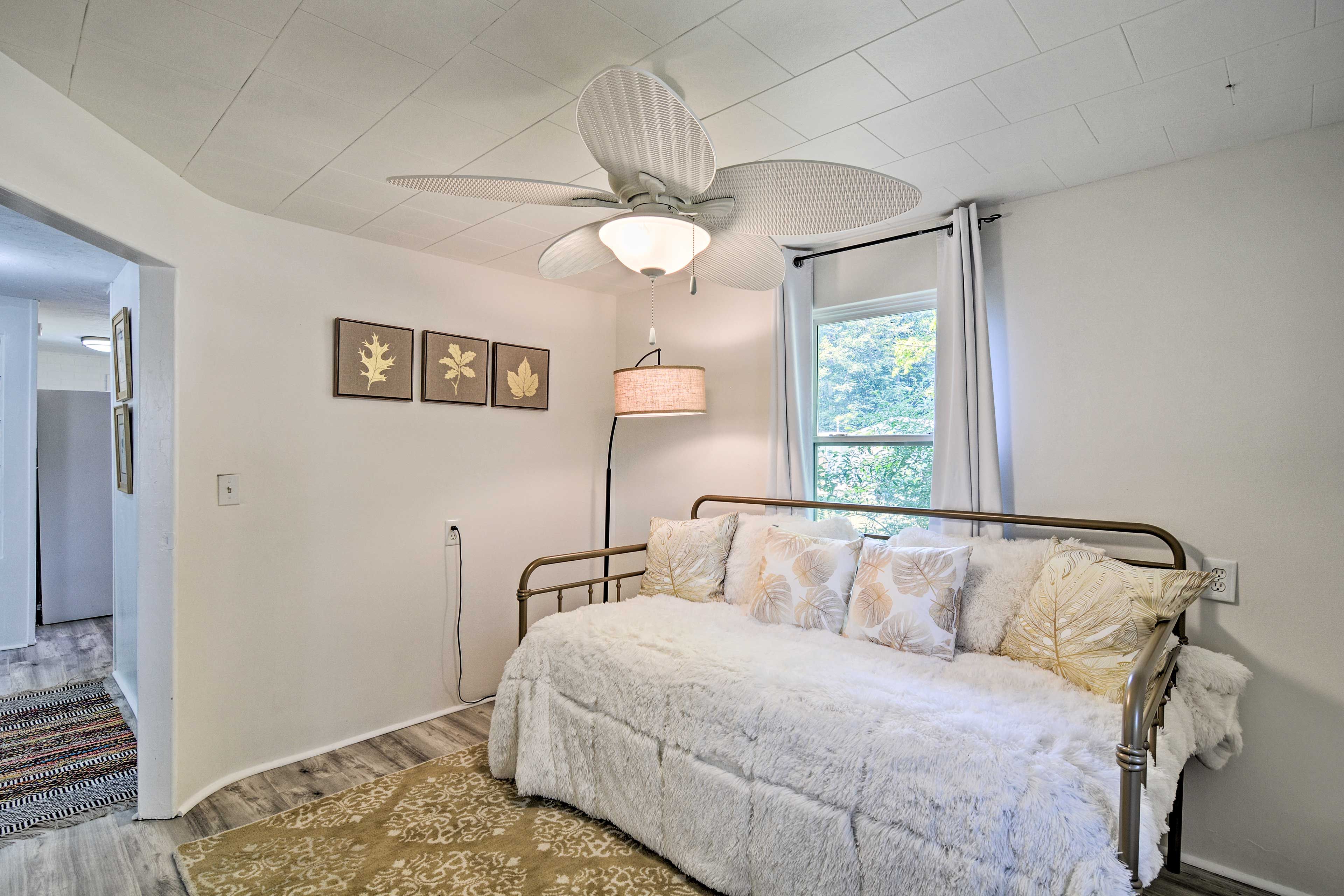 A twin-sized day bed can sleep an additional guest.