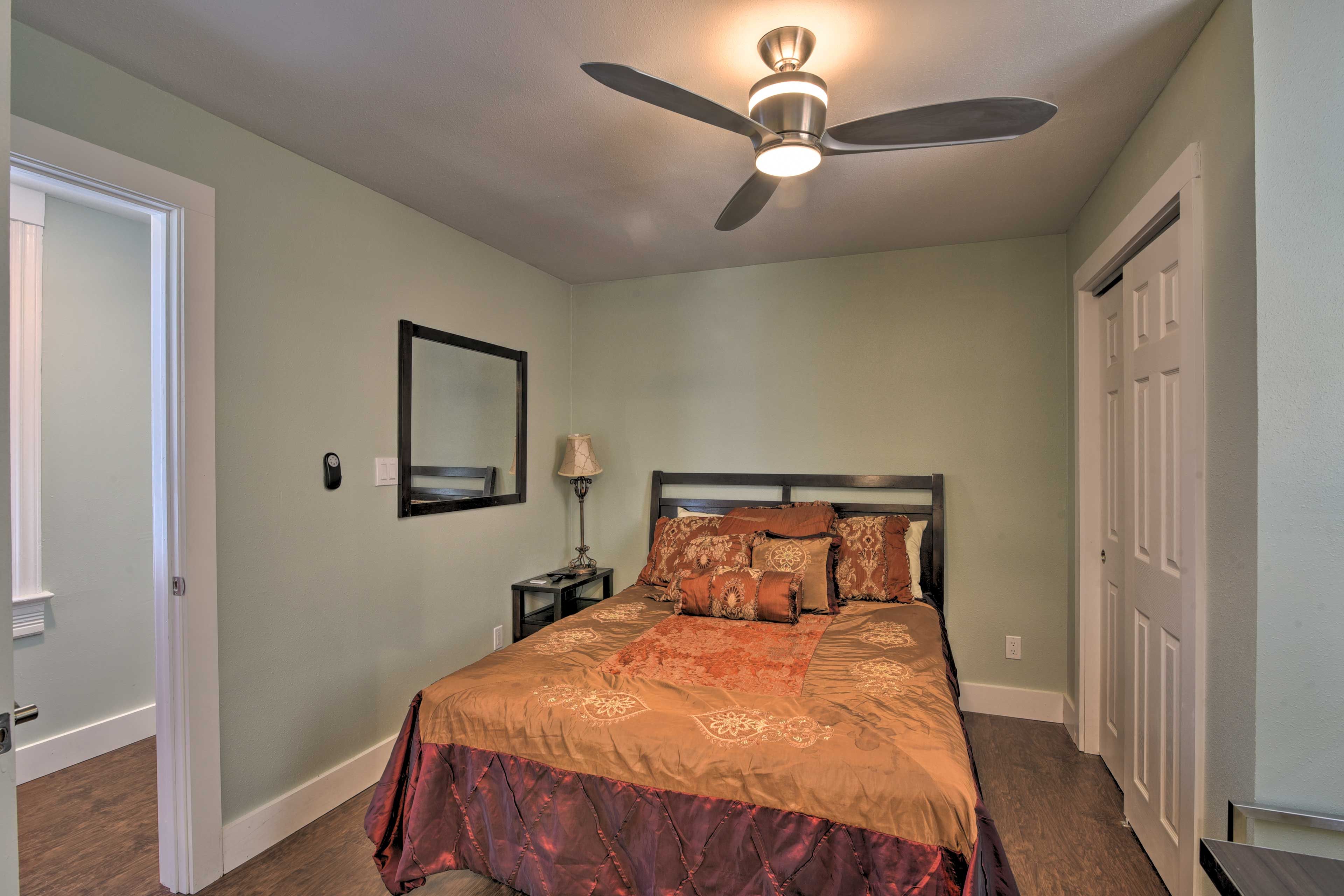 Master Bedroom | Queen Bed | En-Suite Bathroom | Smart TV