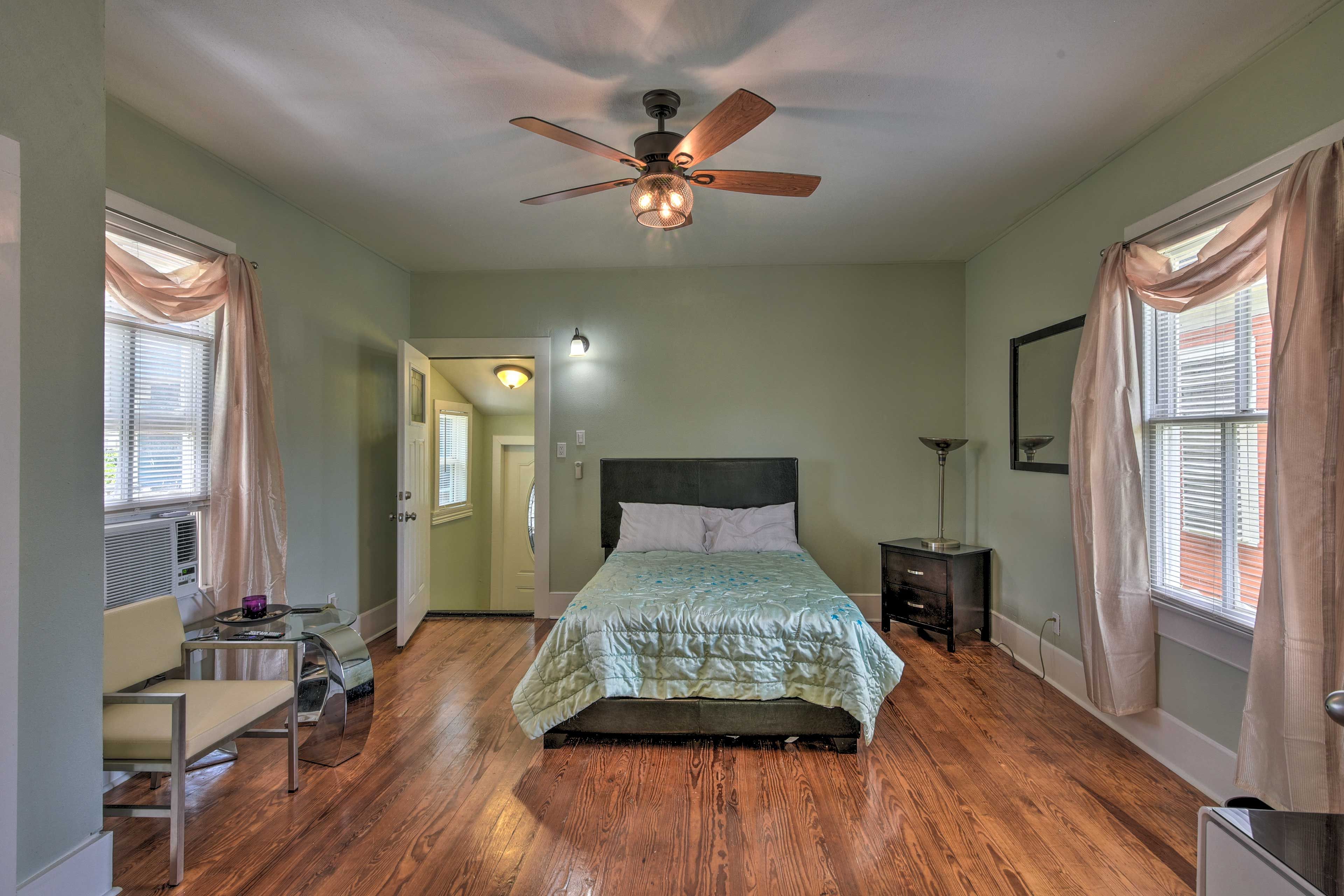 Bedroom | Full Bed | Smart TV