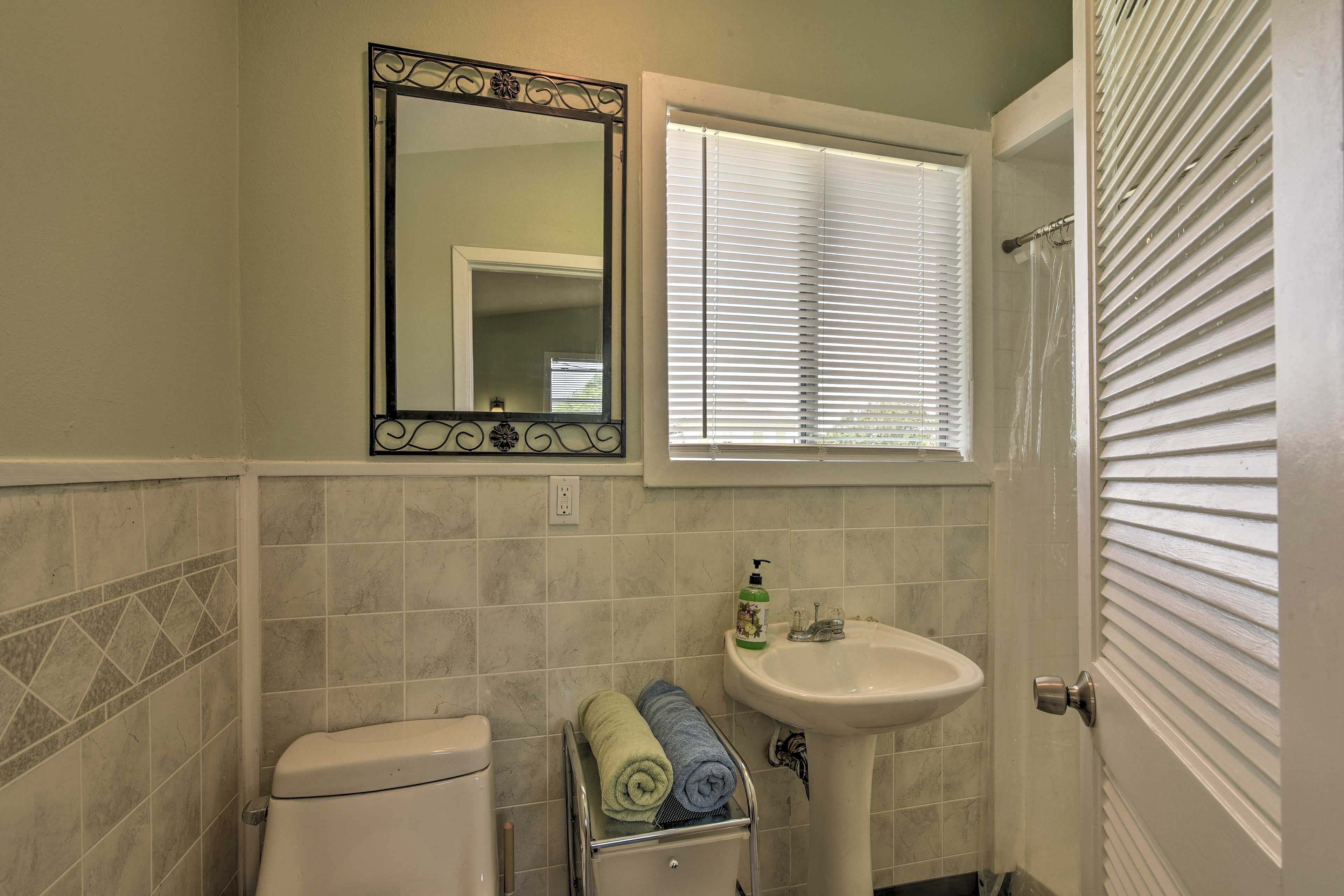 Full Bathroom | Towels Provided
