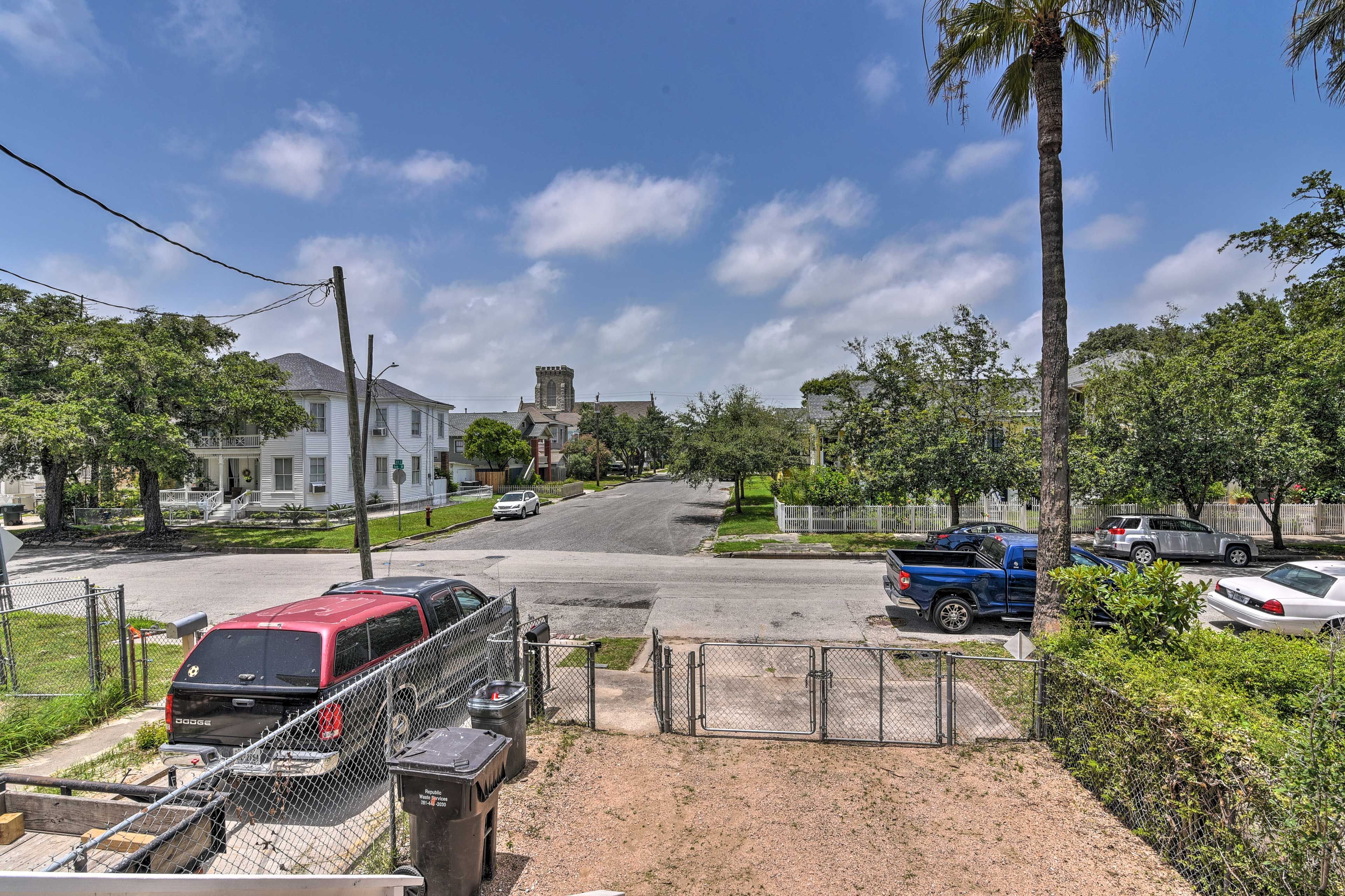 Parking | Driveway (1 Vehicle) | Street Parking
