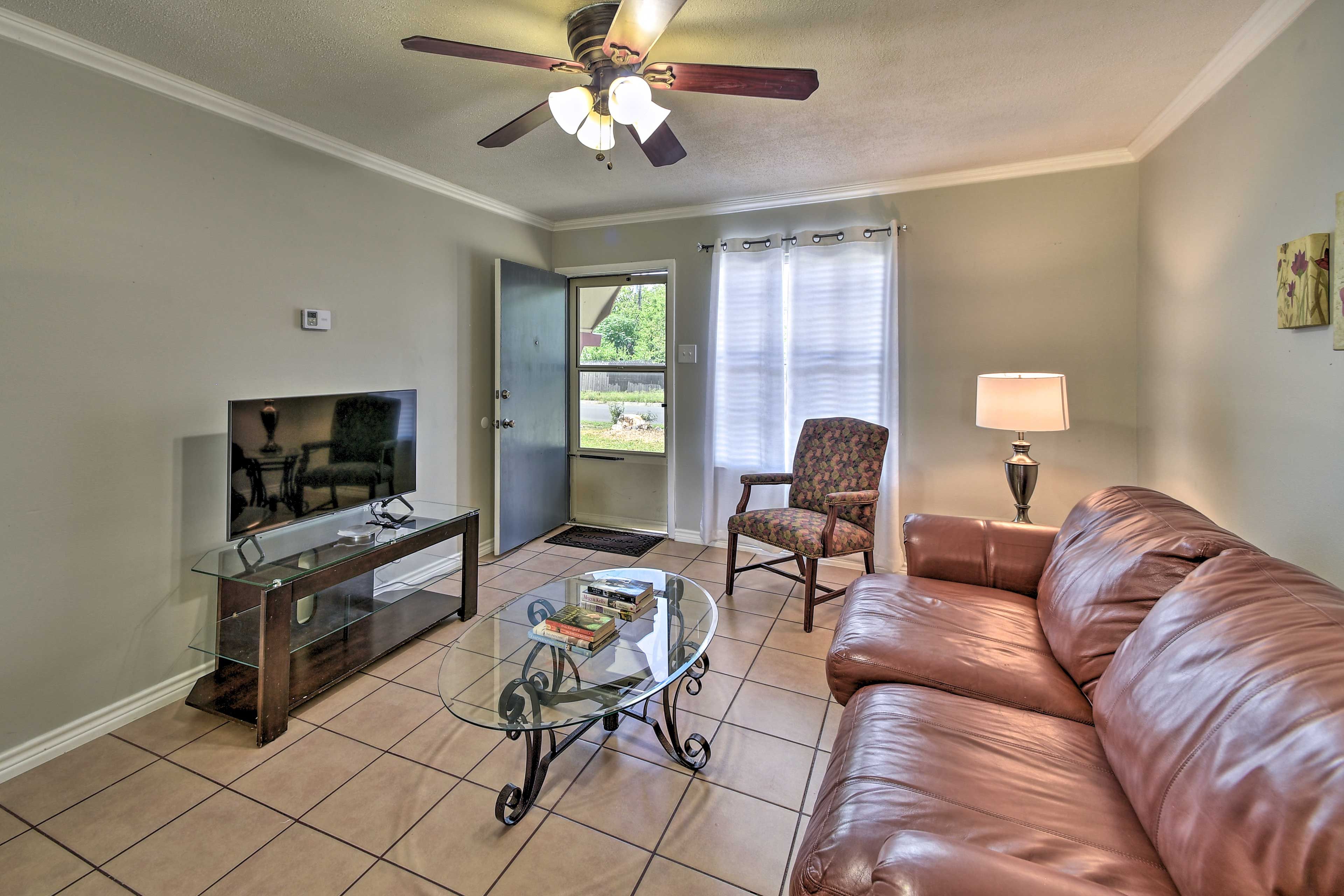 Living Room | Central A/C & Heating | Free WiFi