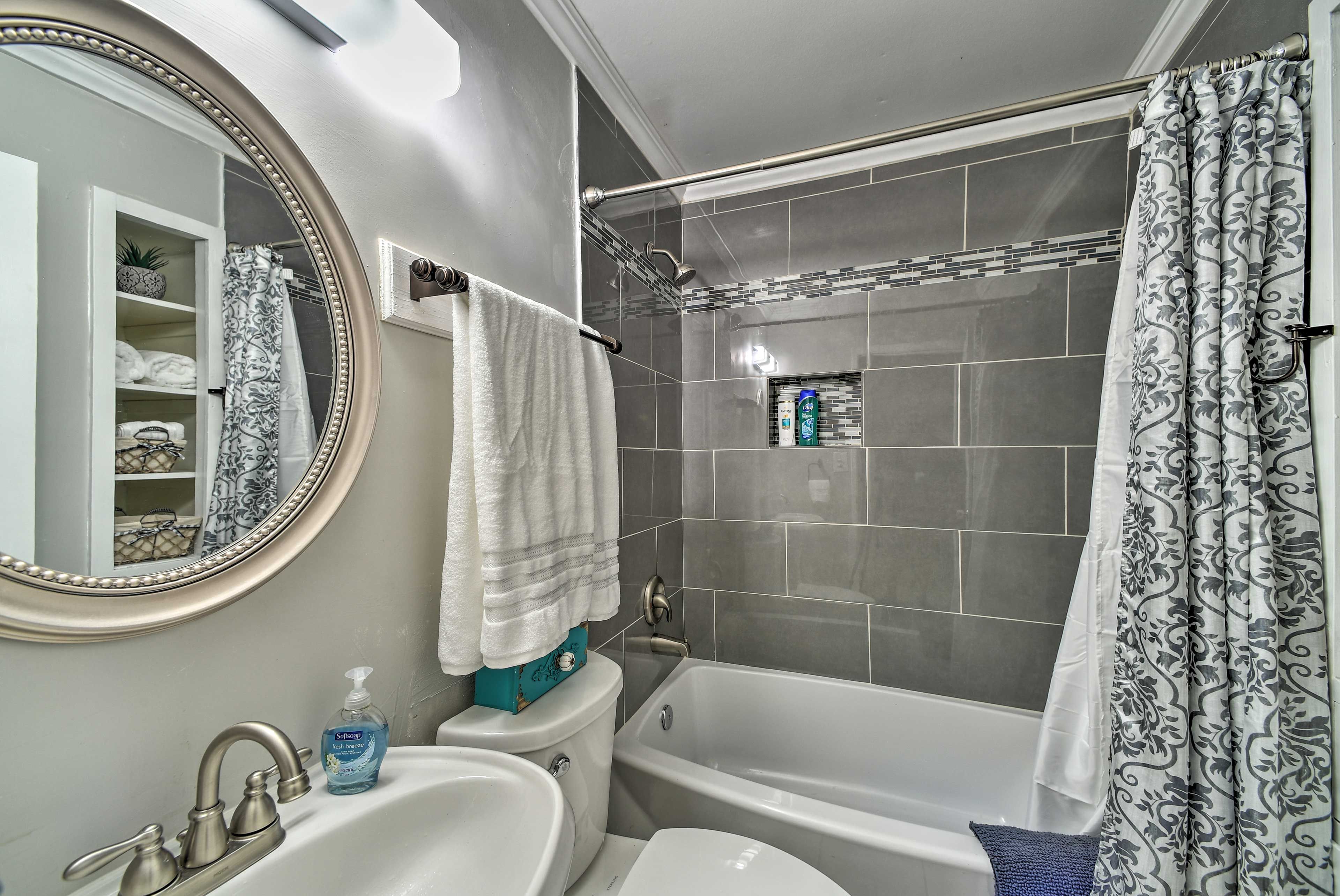 Full Bathroom | Complimentary Toiletries