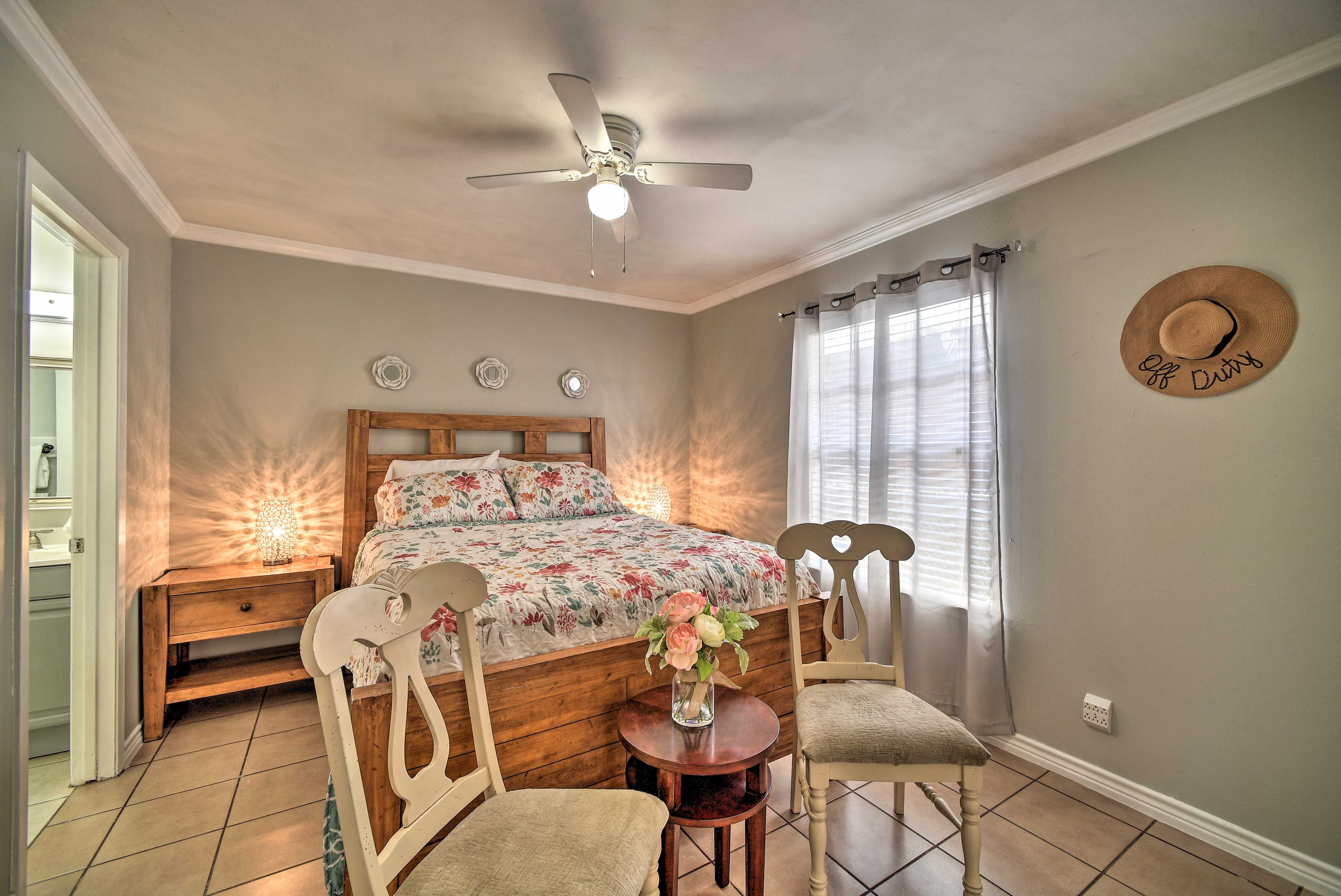 Bedroom 1 | Queen Bed