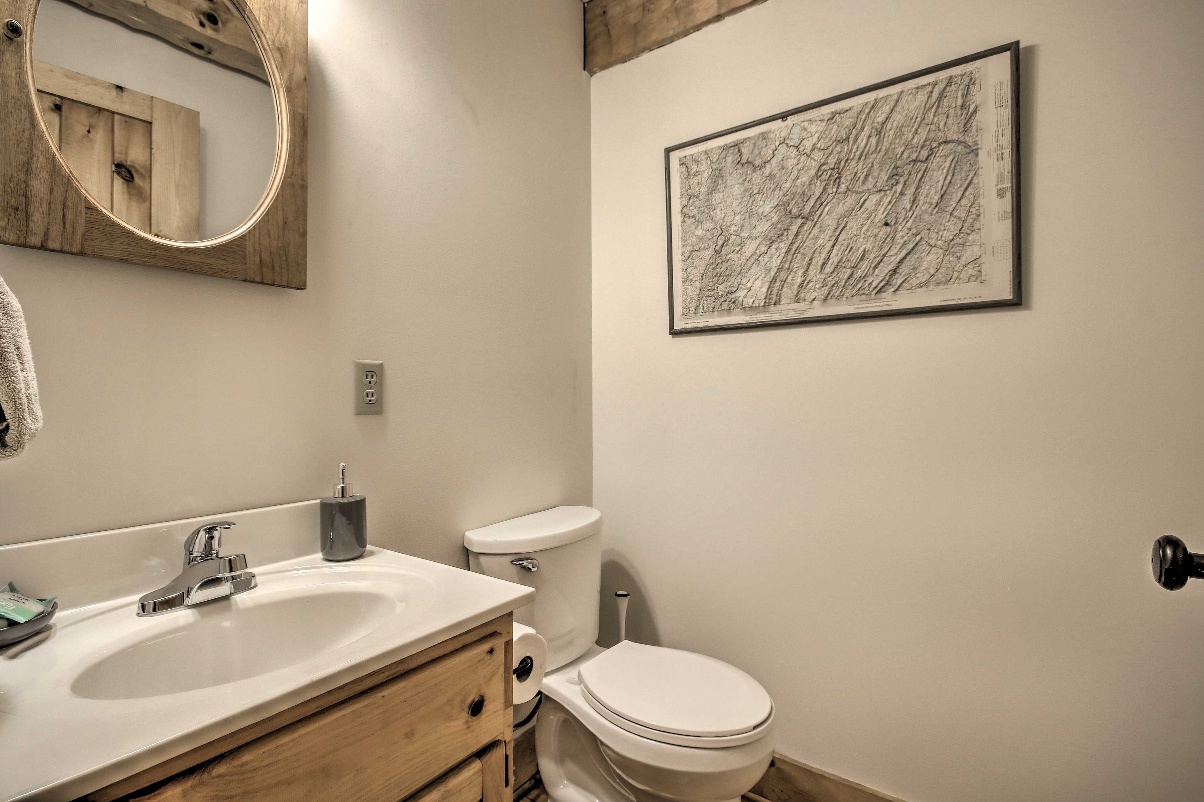Half Bathroom | 1st Floor | Complimentary Toiletries | Towels Provided