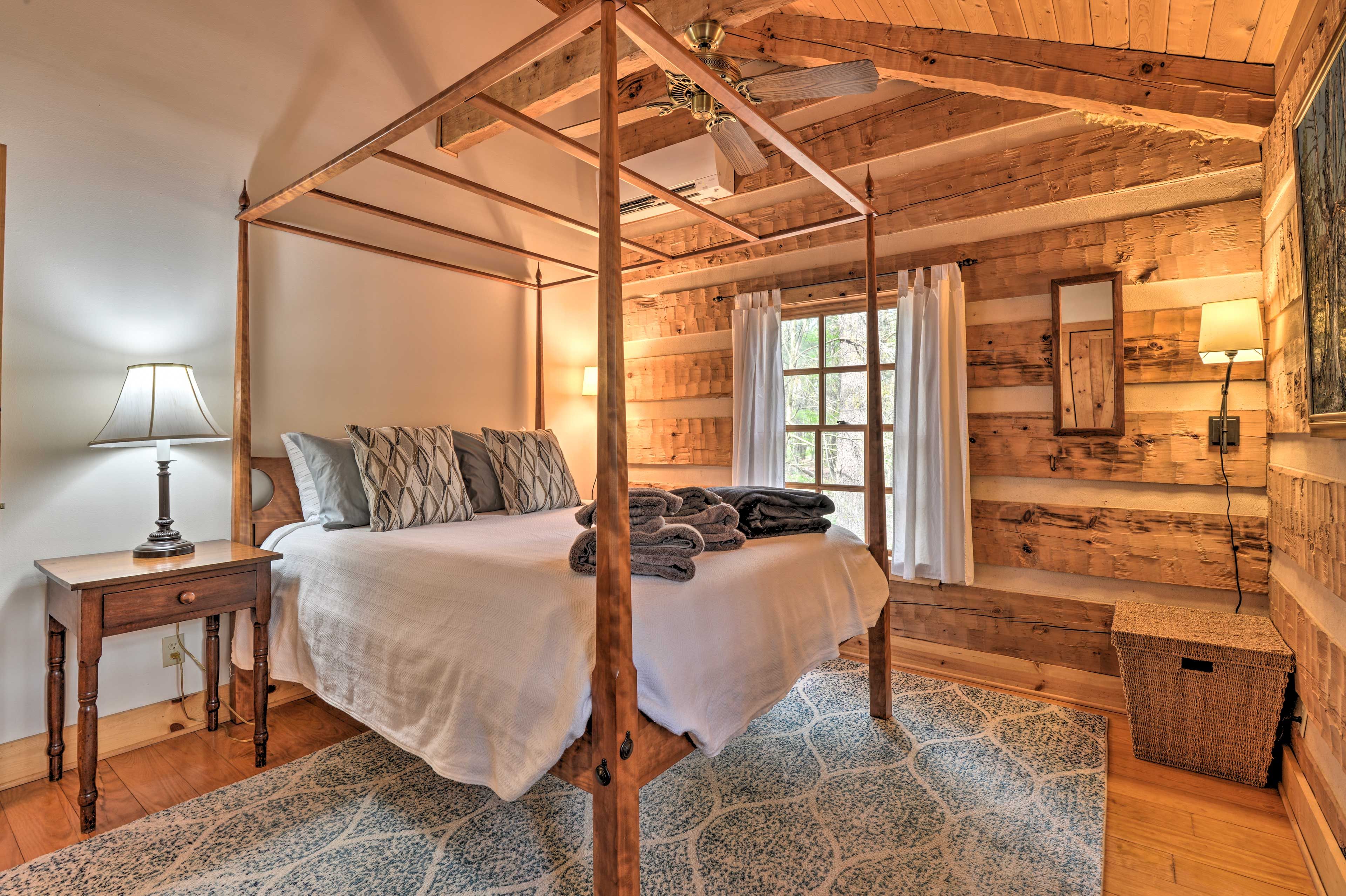 Bedroom 2 | 2nd Floor | Queen Bed