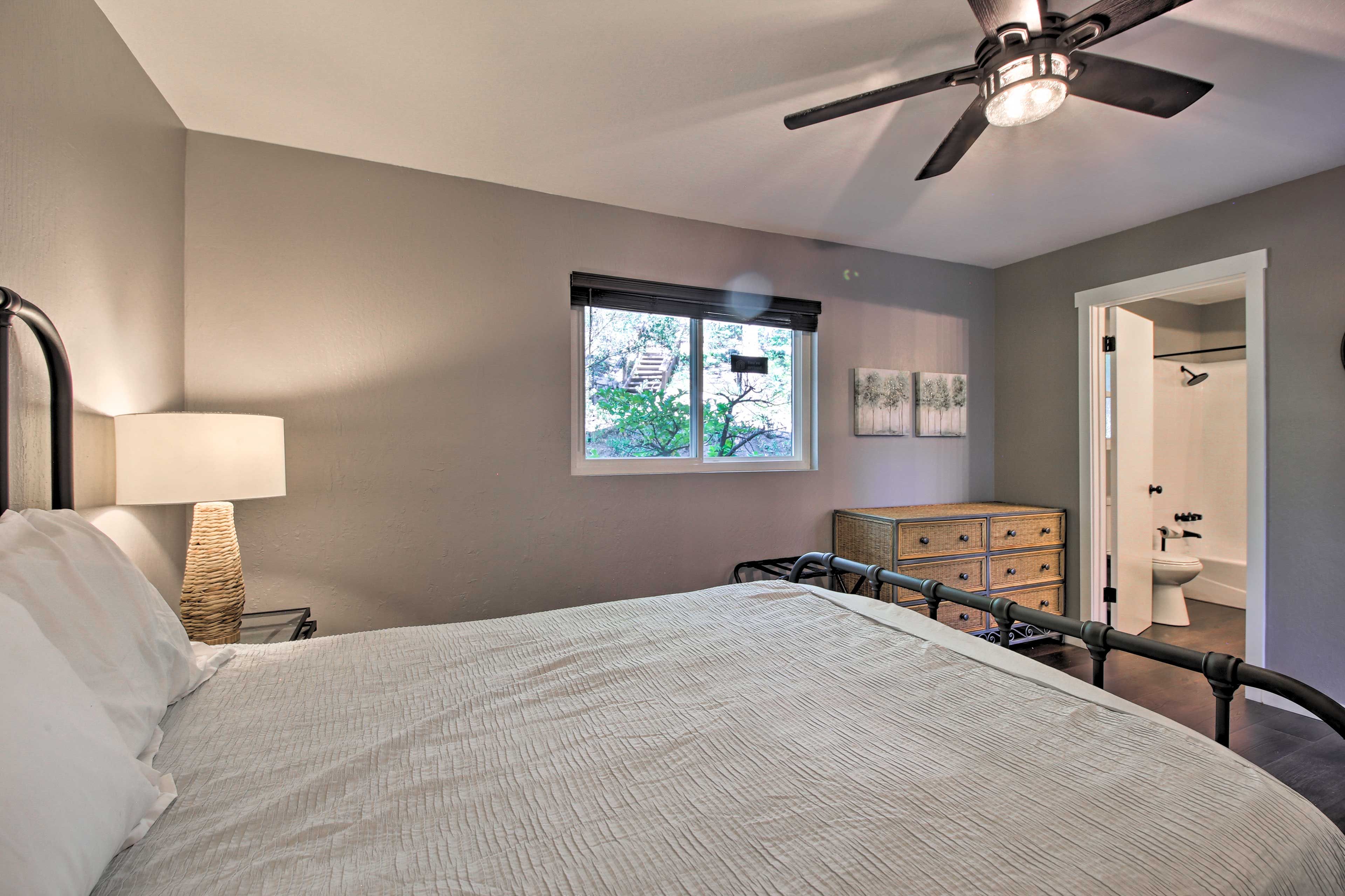 Two guests can share this room with an en-suite bathroom.