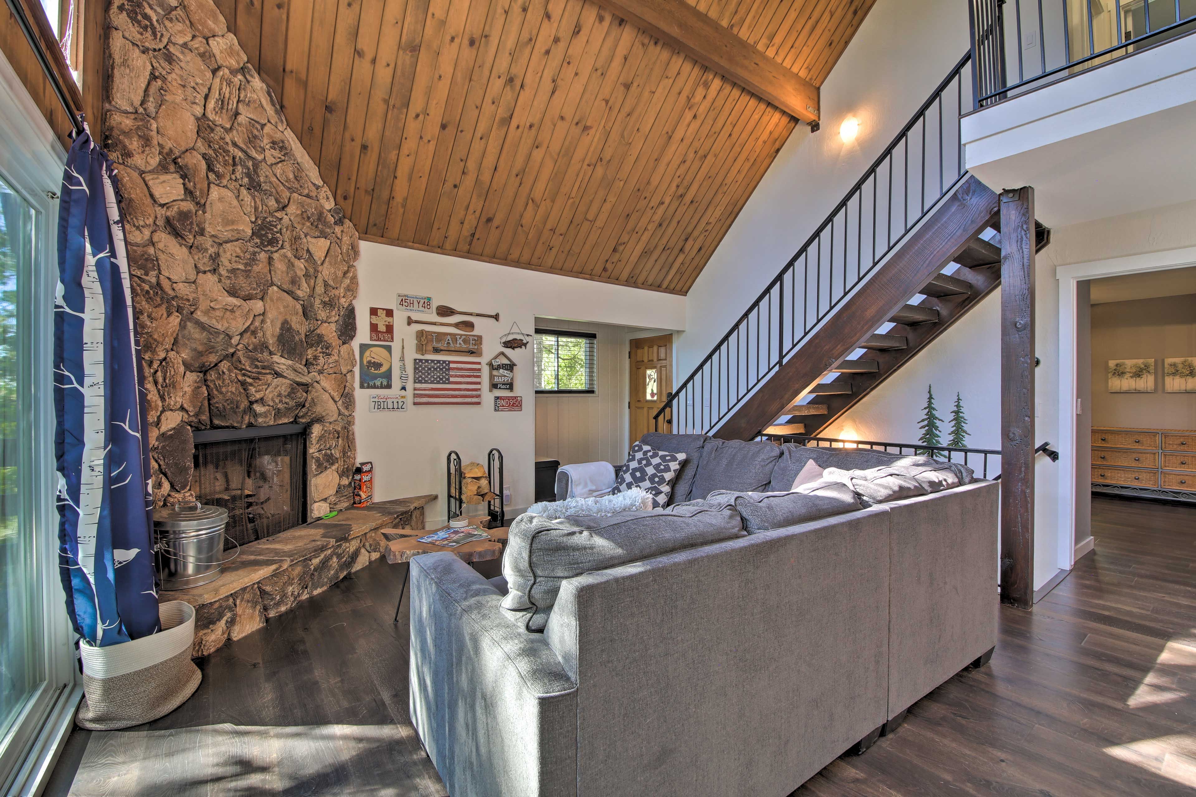 Natural light pours through the floor-to-ceiling windows!