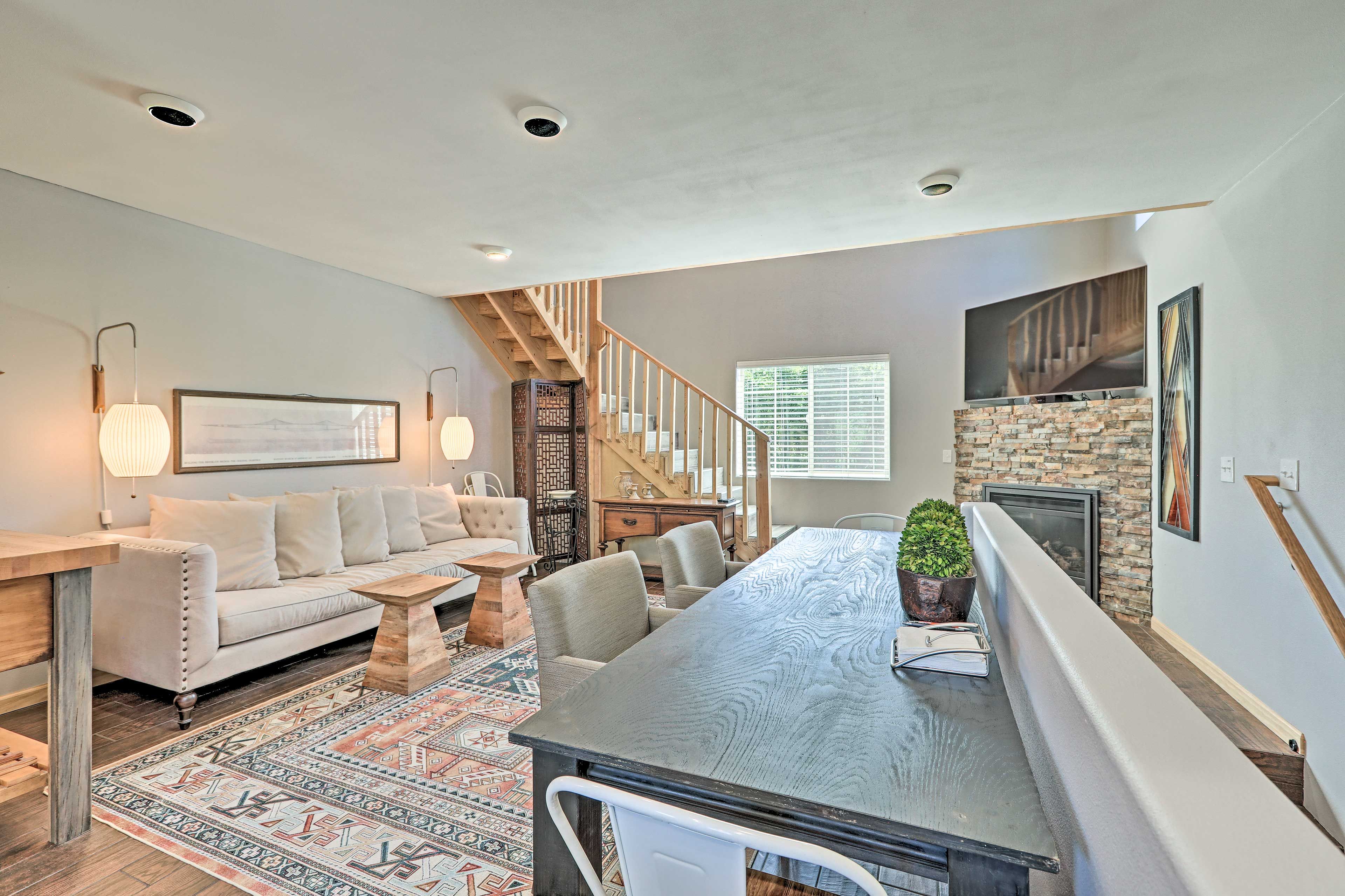 Living Room | Smart TV | Gas Fireplace | Air Conditioning