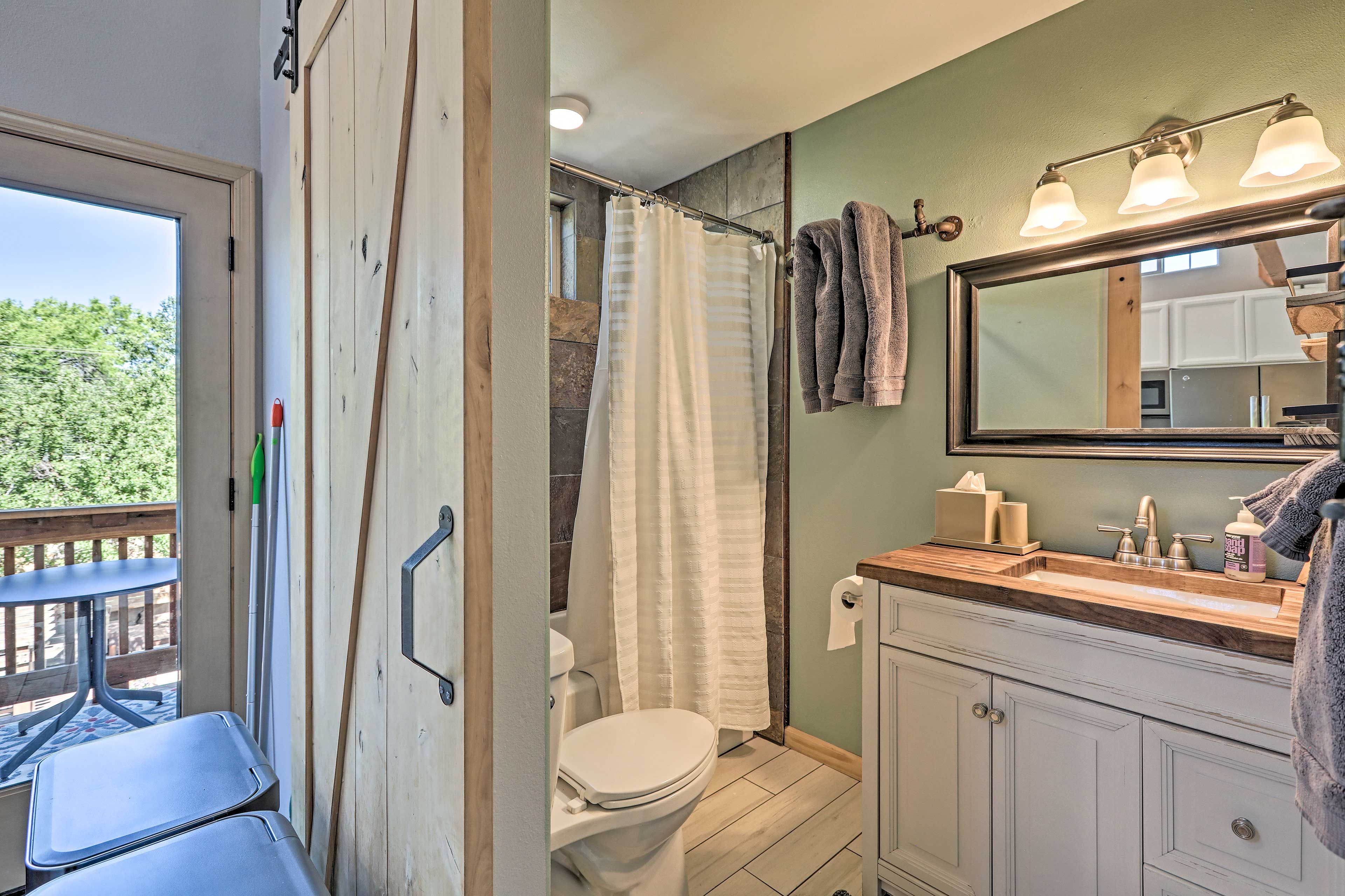 Full Bathroom | 1st Floor | Fresh Towels