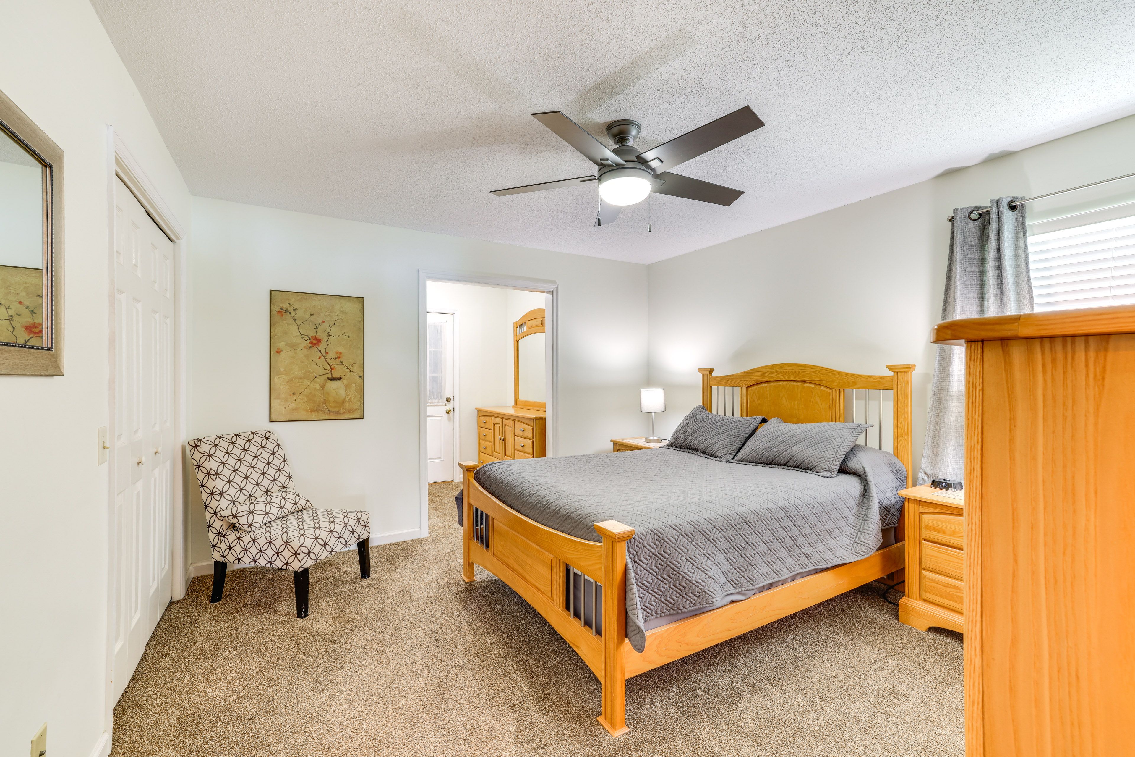 Bedroom 1 | Queen Bed