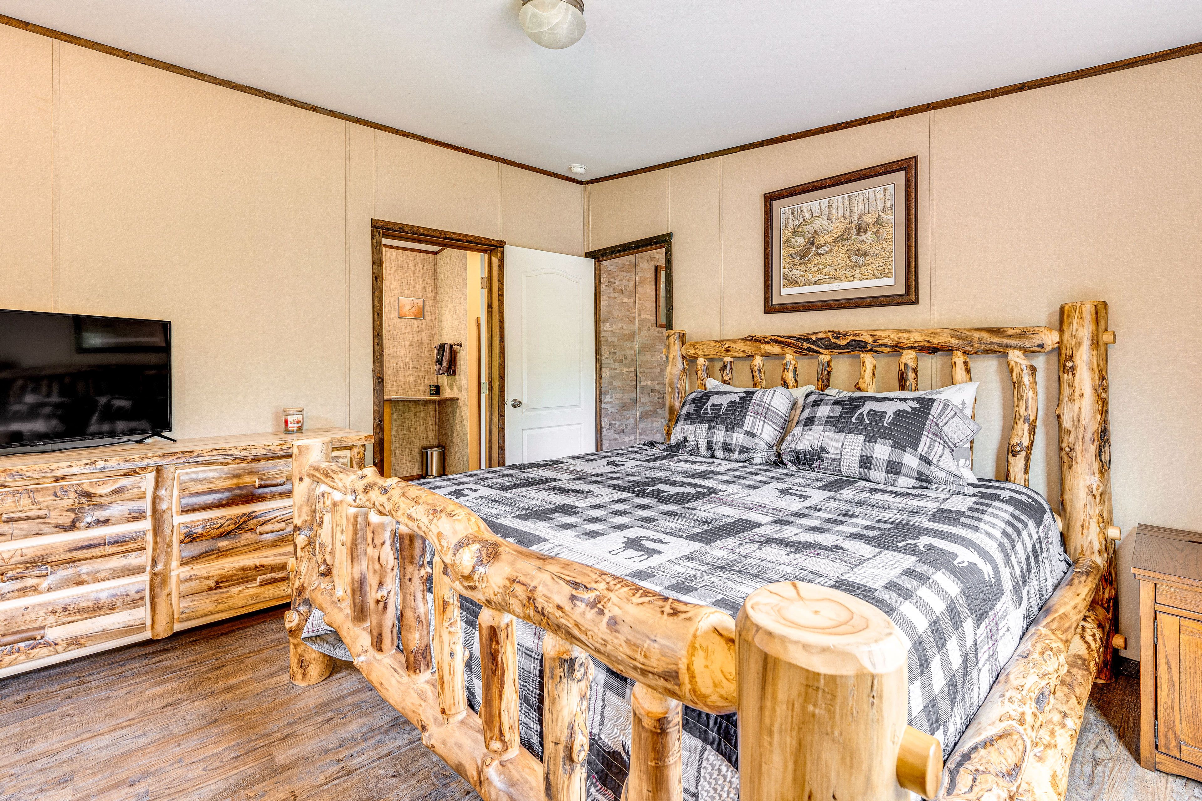 Bedroom 1 | King Bed | En-Suite Bathroom