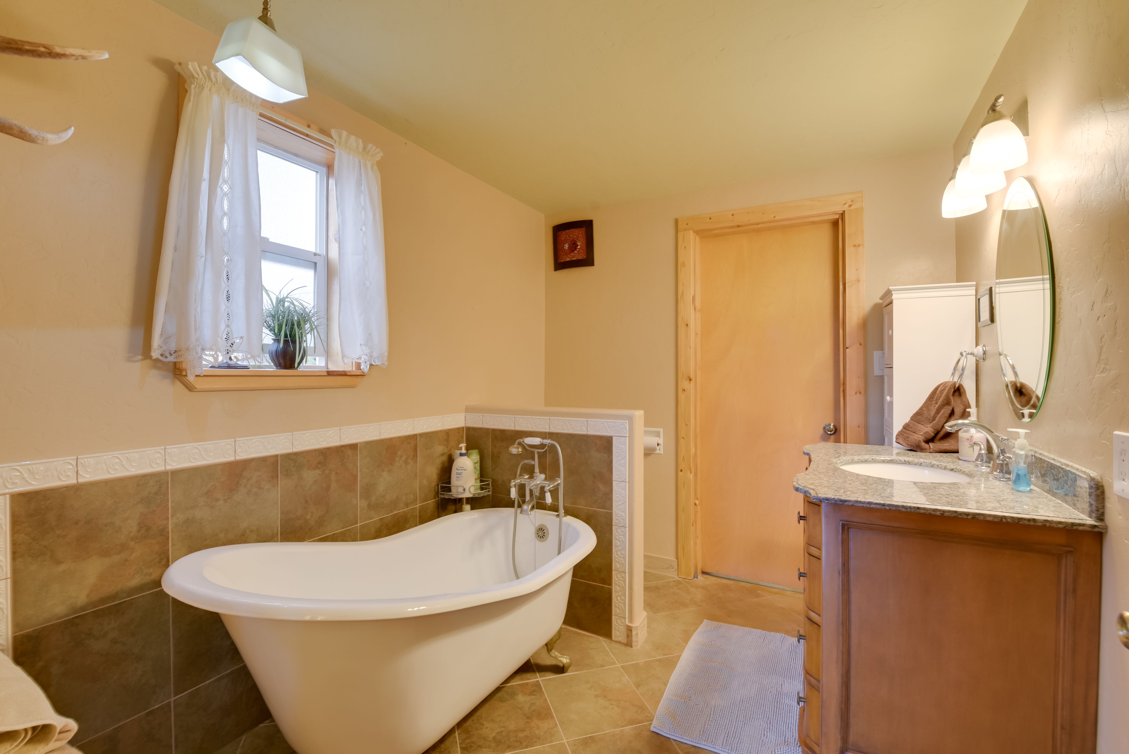 Full Bathroom | Complimentary Toiletries