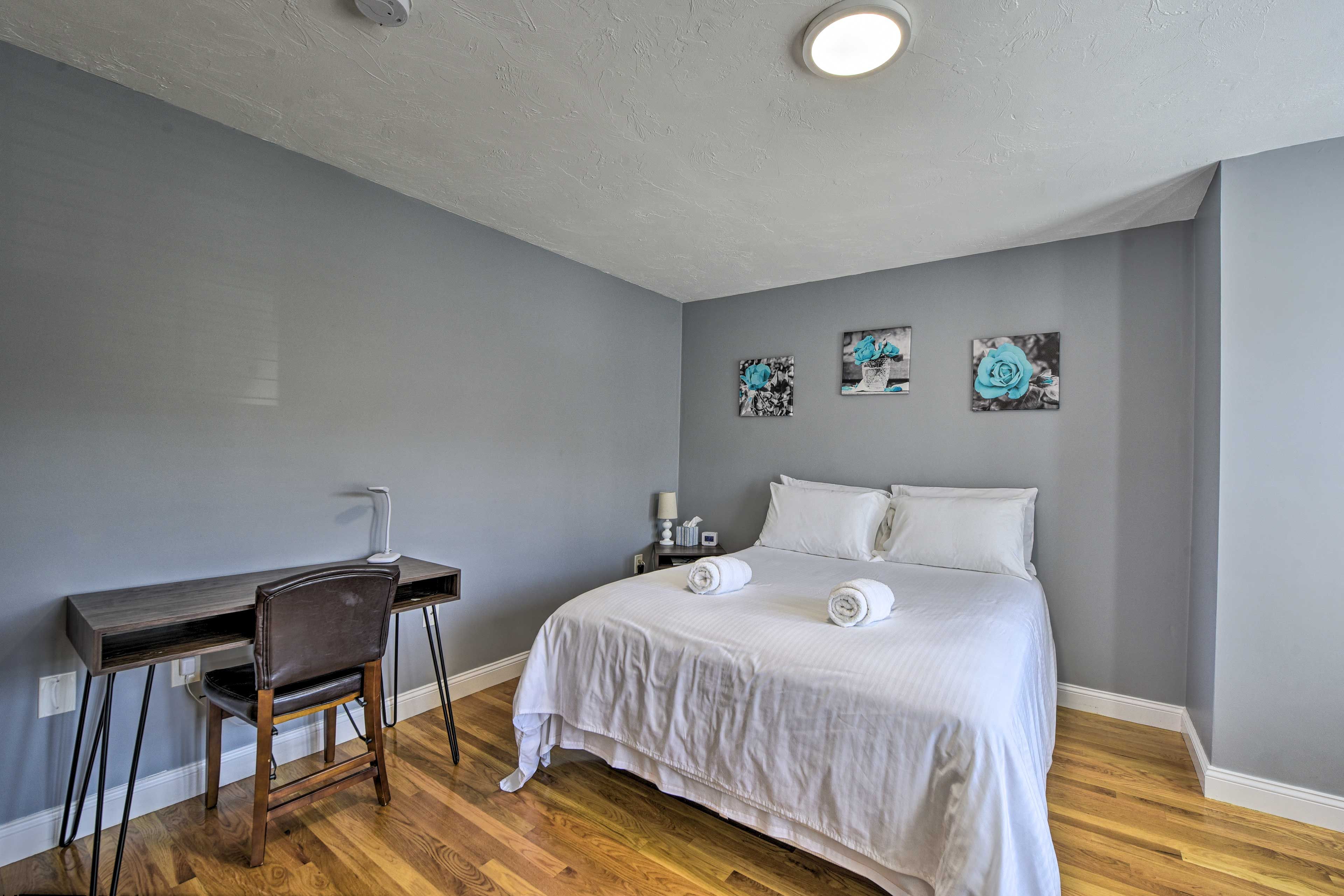 This room comes equipped with a queen bed and a desk!