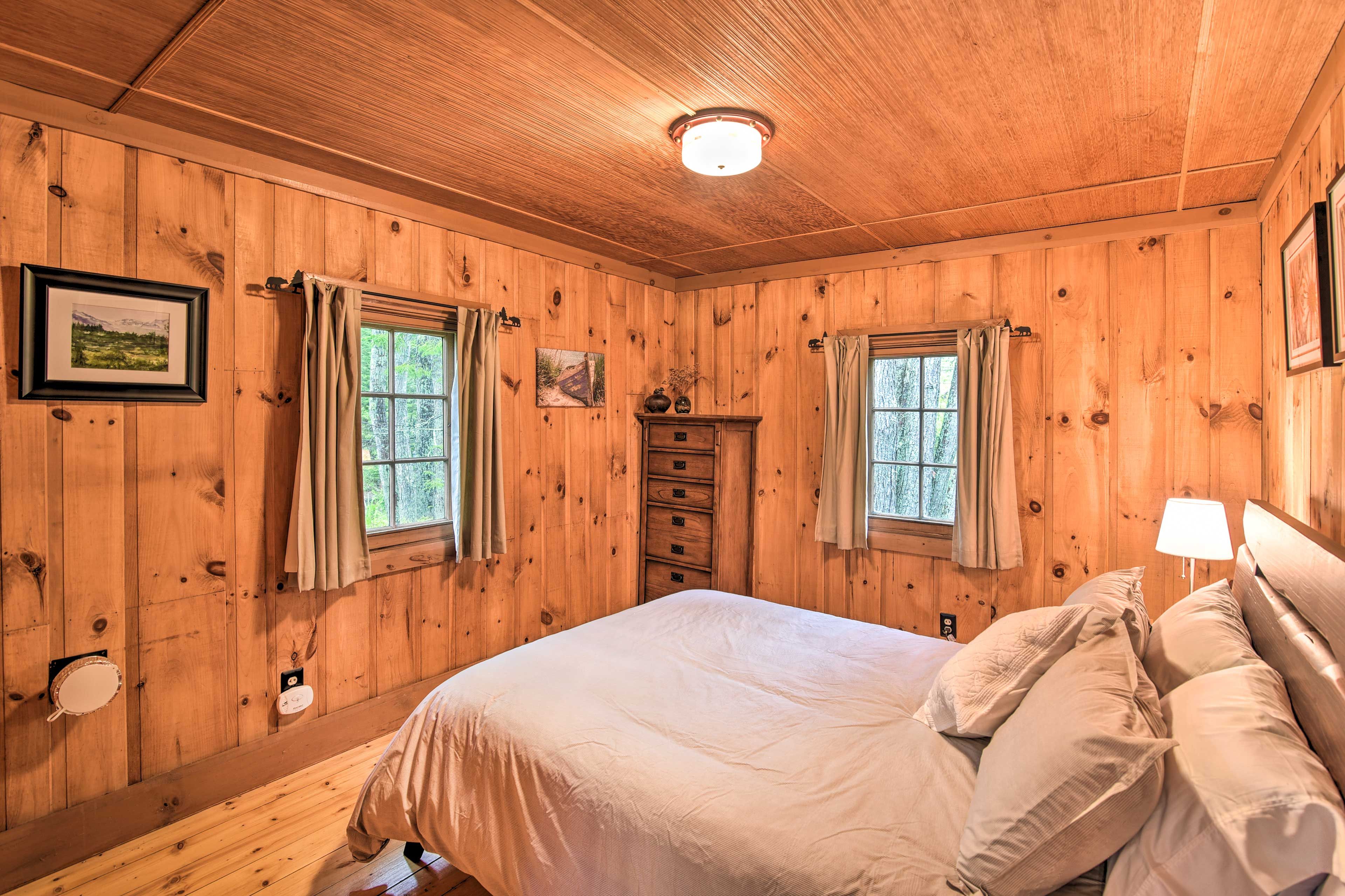 Bedroom 1 | Queen Bed
