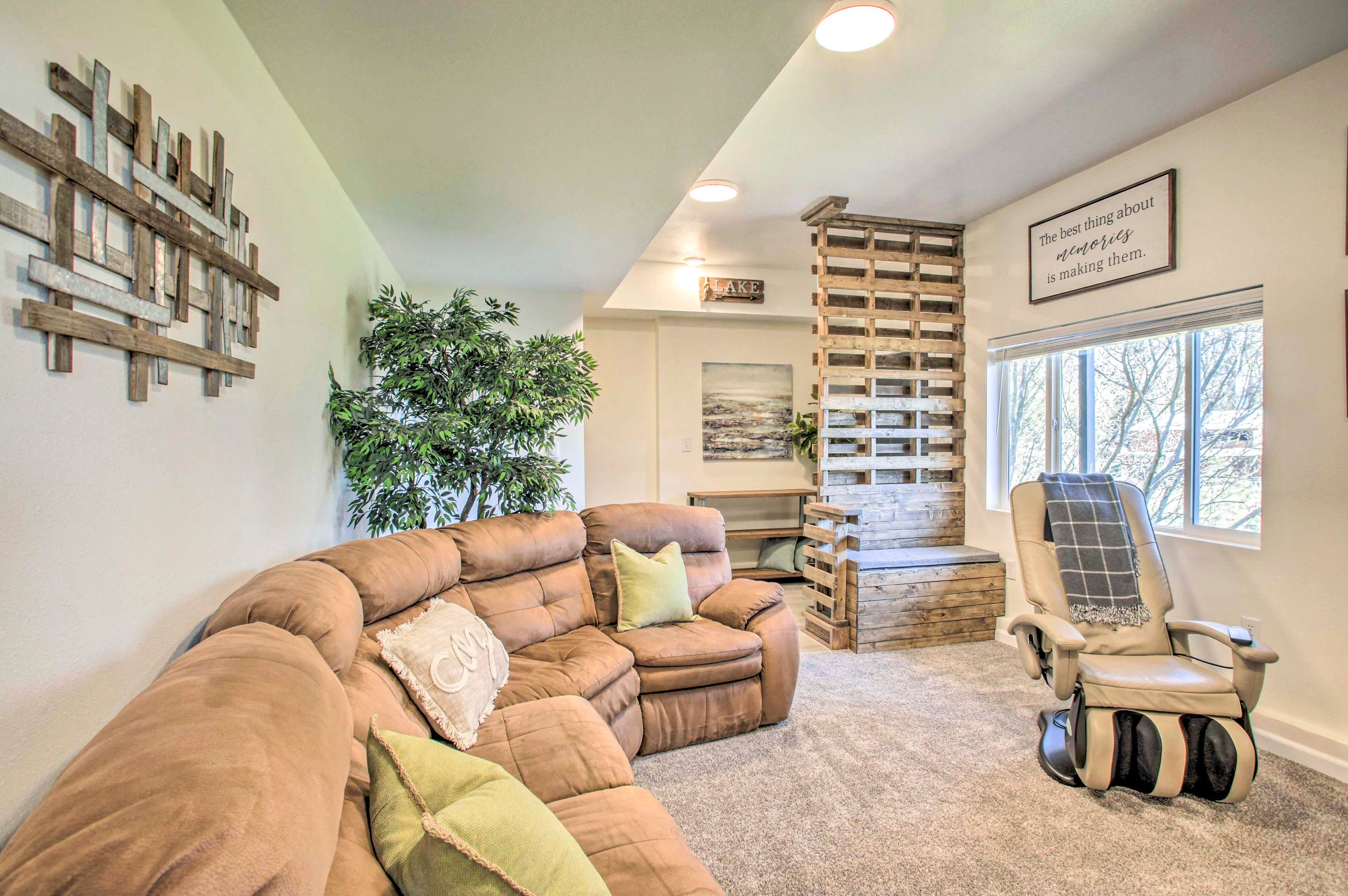 Living Room | Smart TV | Fireplace