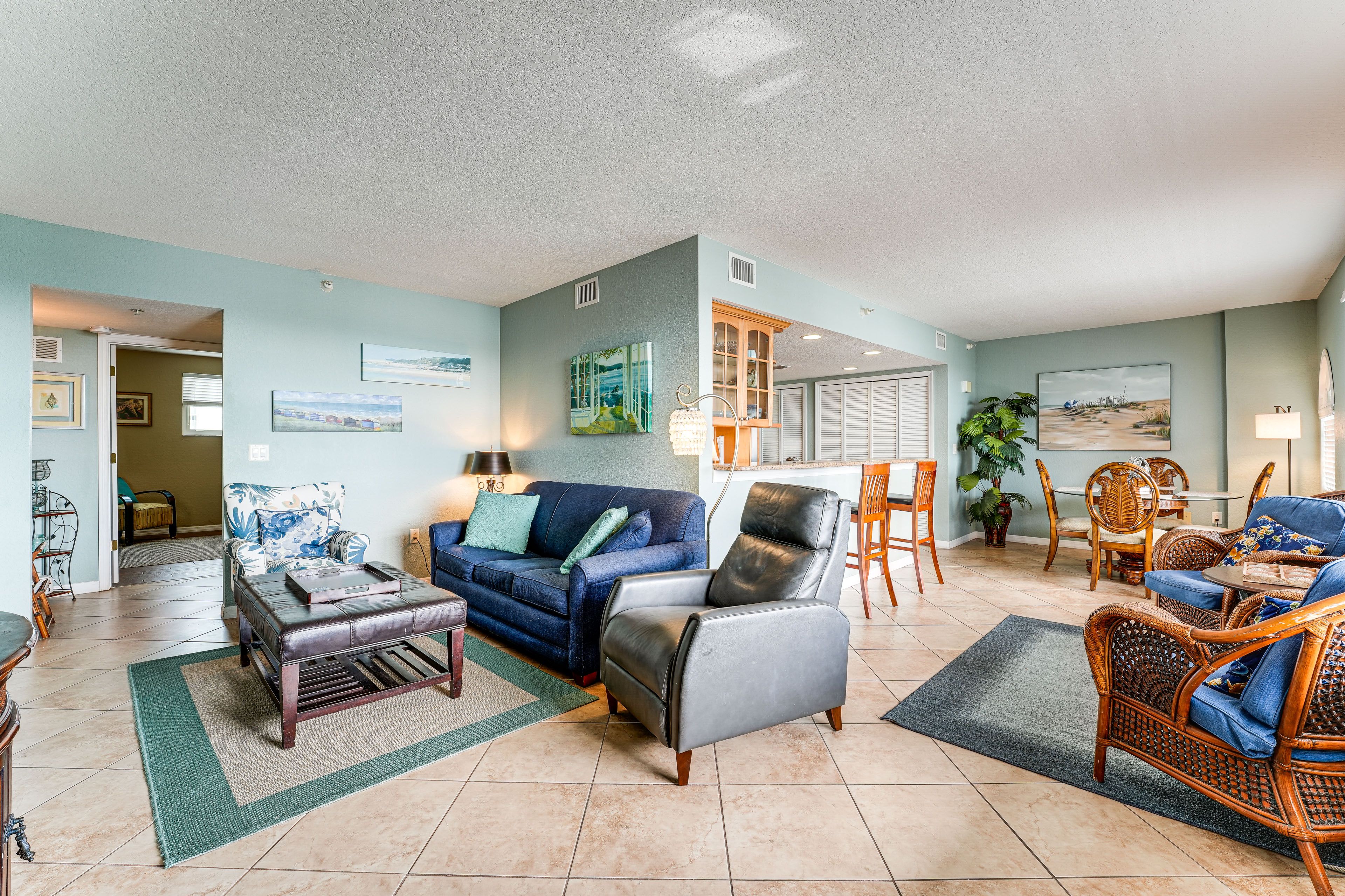 Living Room | Central A/C & Heating | Free WiFi
