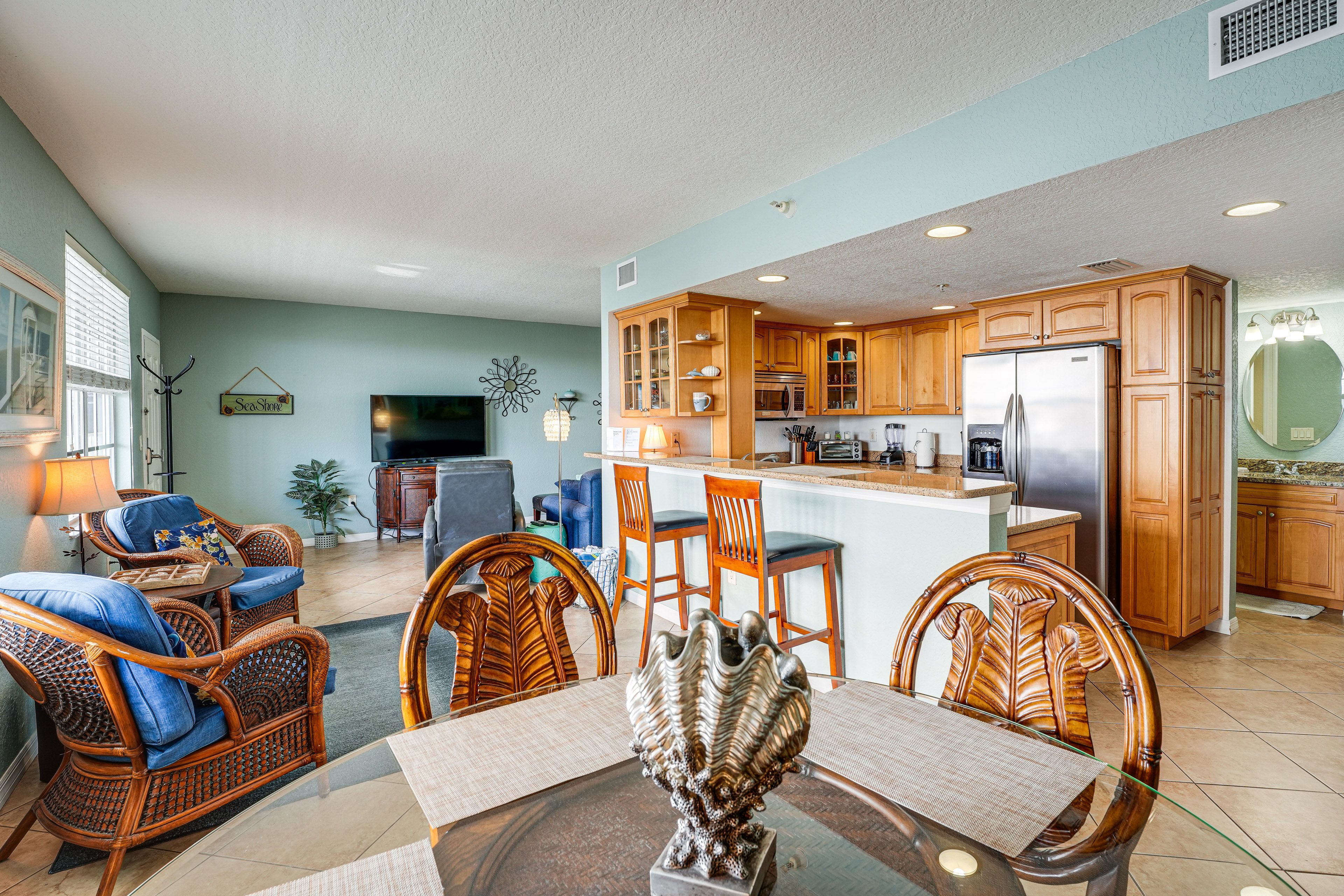 Dining Area | Dishware & Flatware Provided