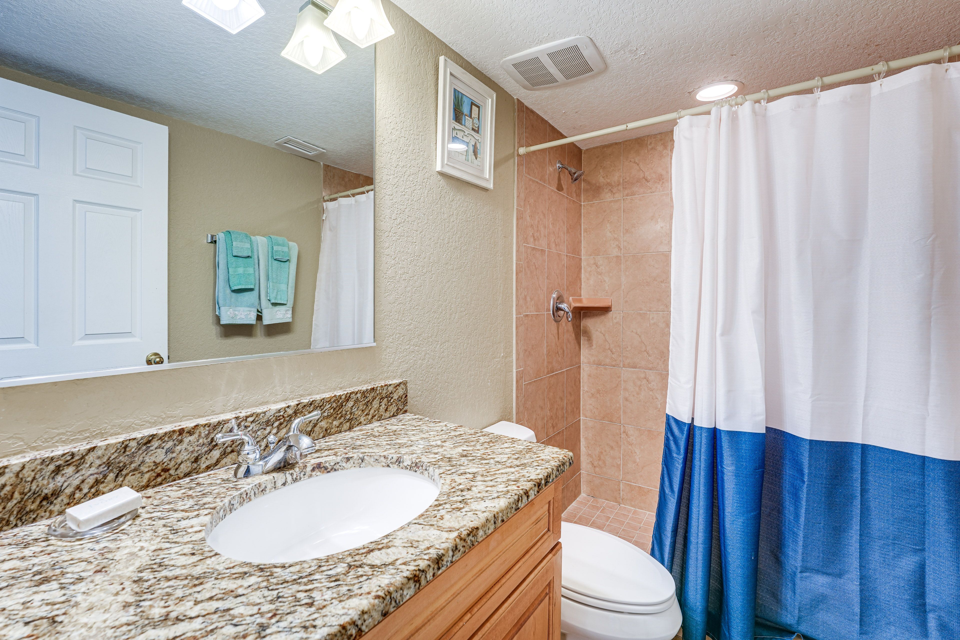 Full Bathroom | Complimentary Toiletries | Hair Dryer