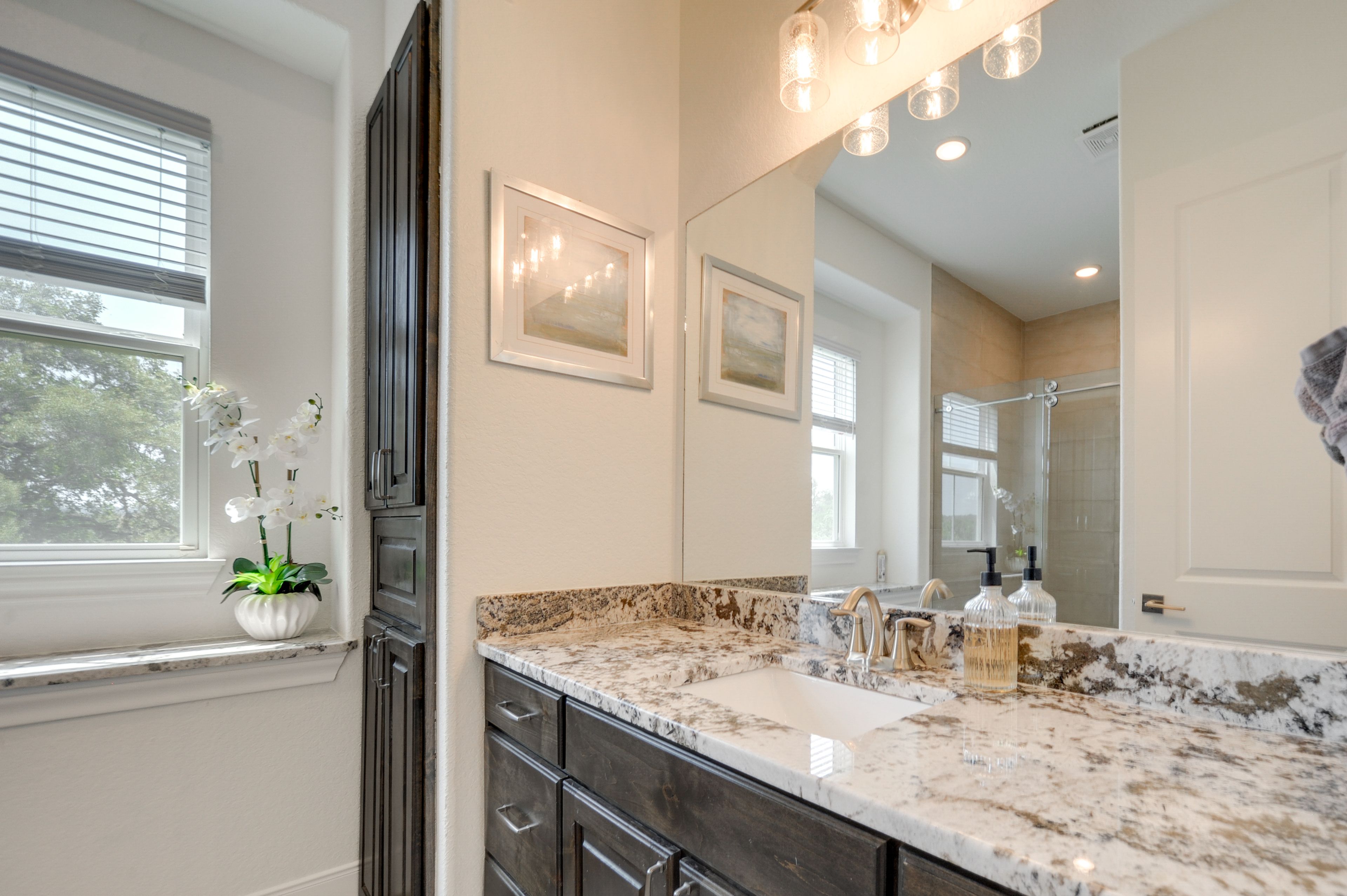 Full Bathroom | Complimentary Toiletries