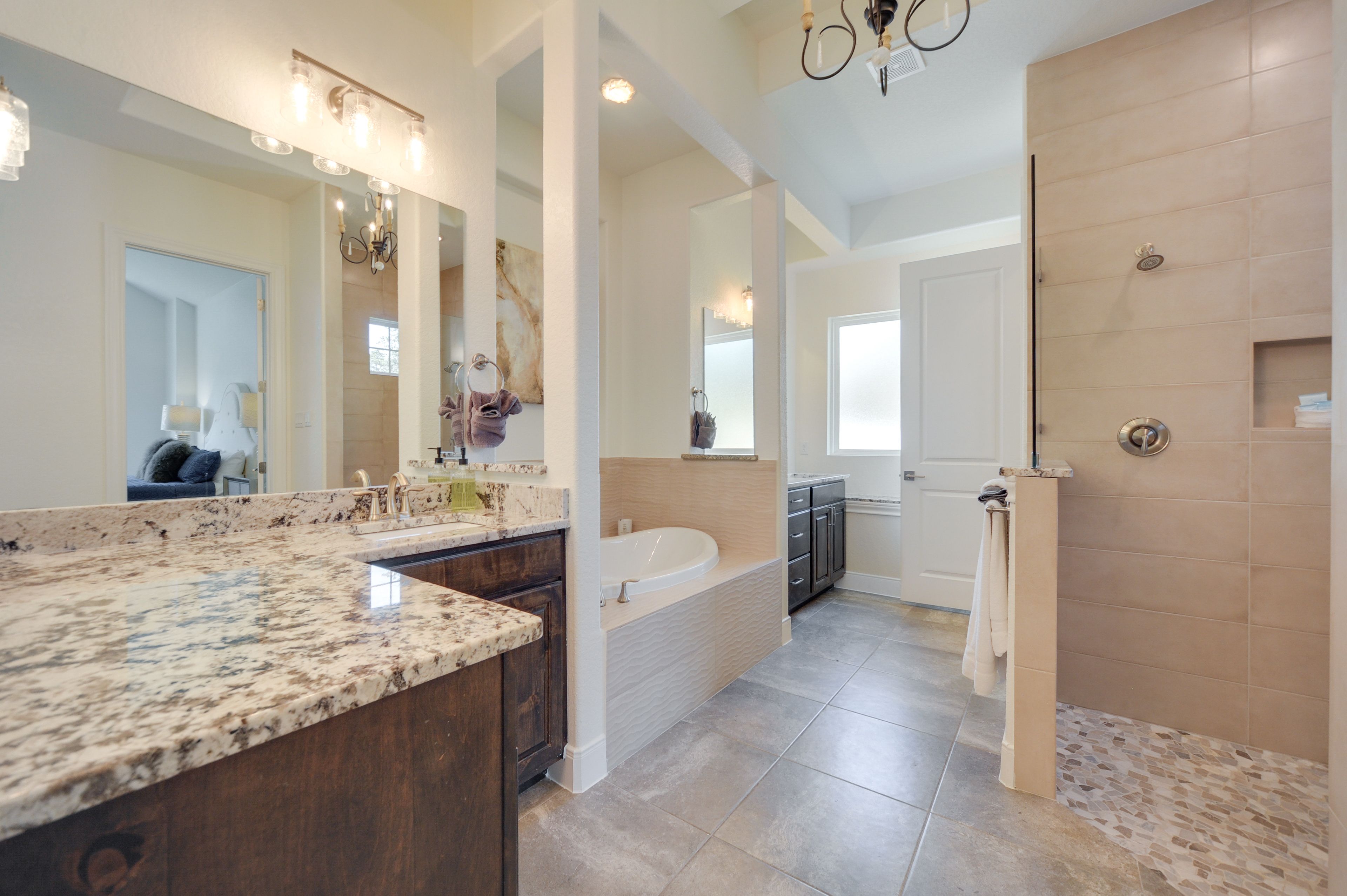 Full Bathroom | Towels Provided