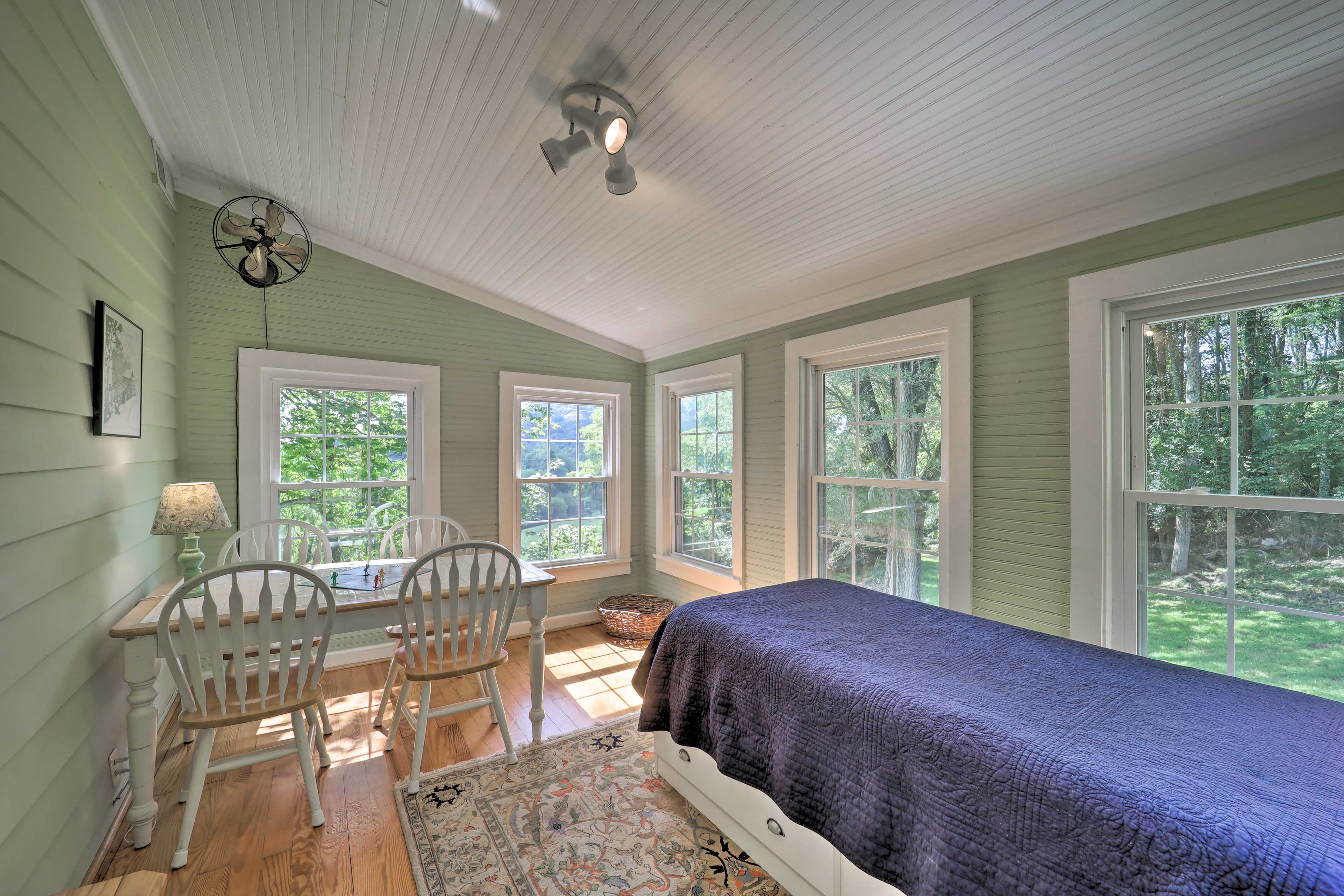 Sunroom | Twin Bed