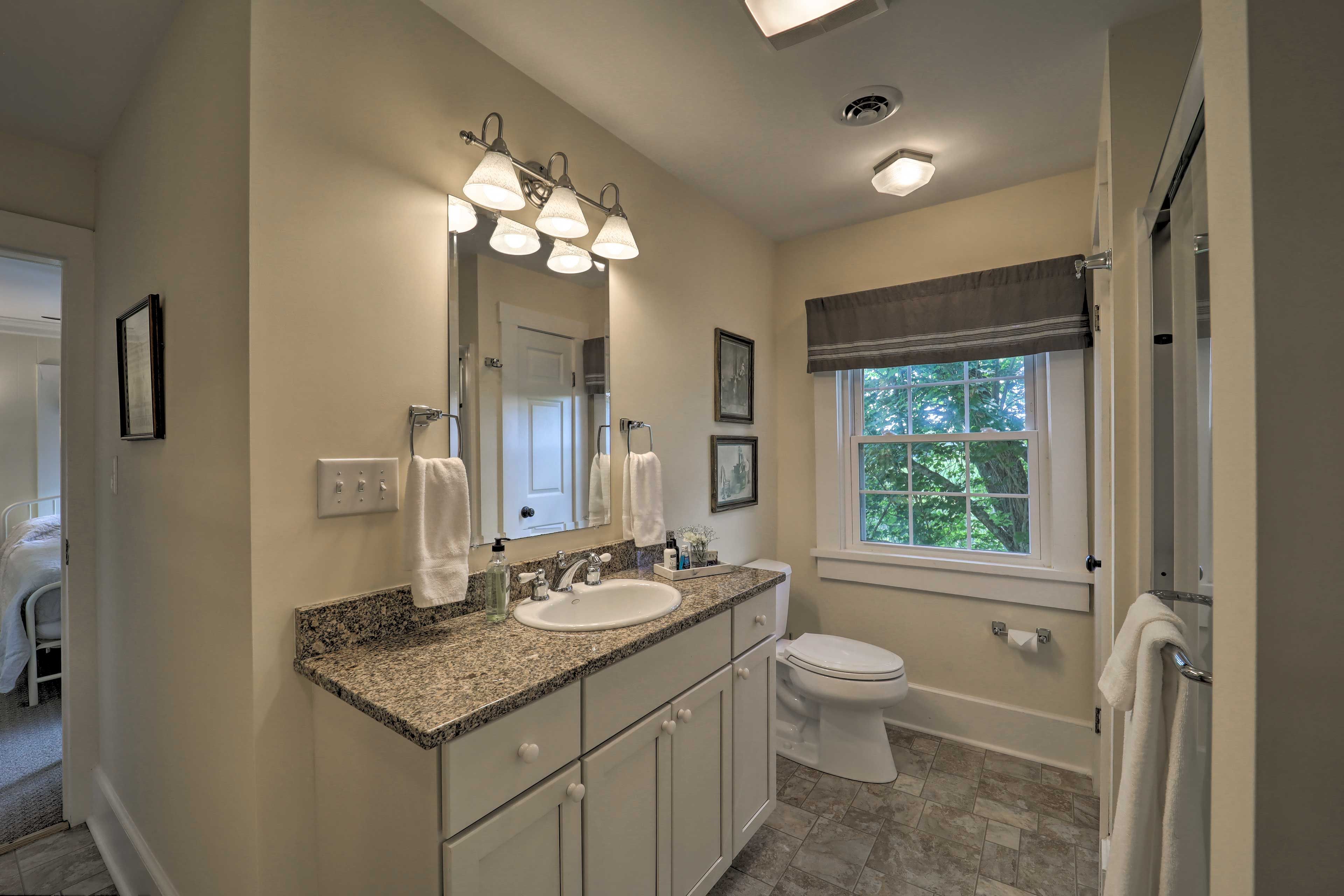 Full Bathroom | Towels Provided