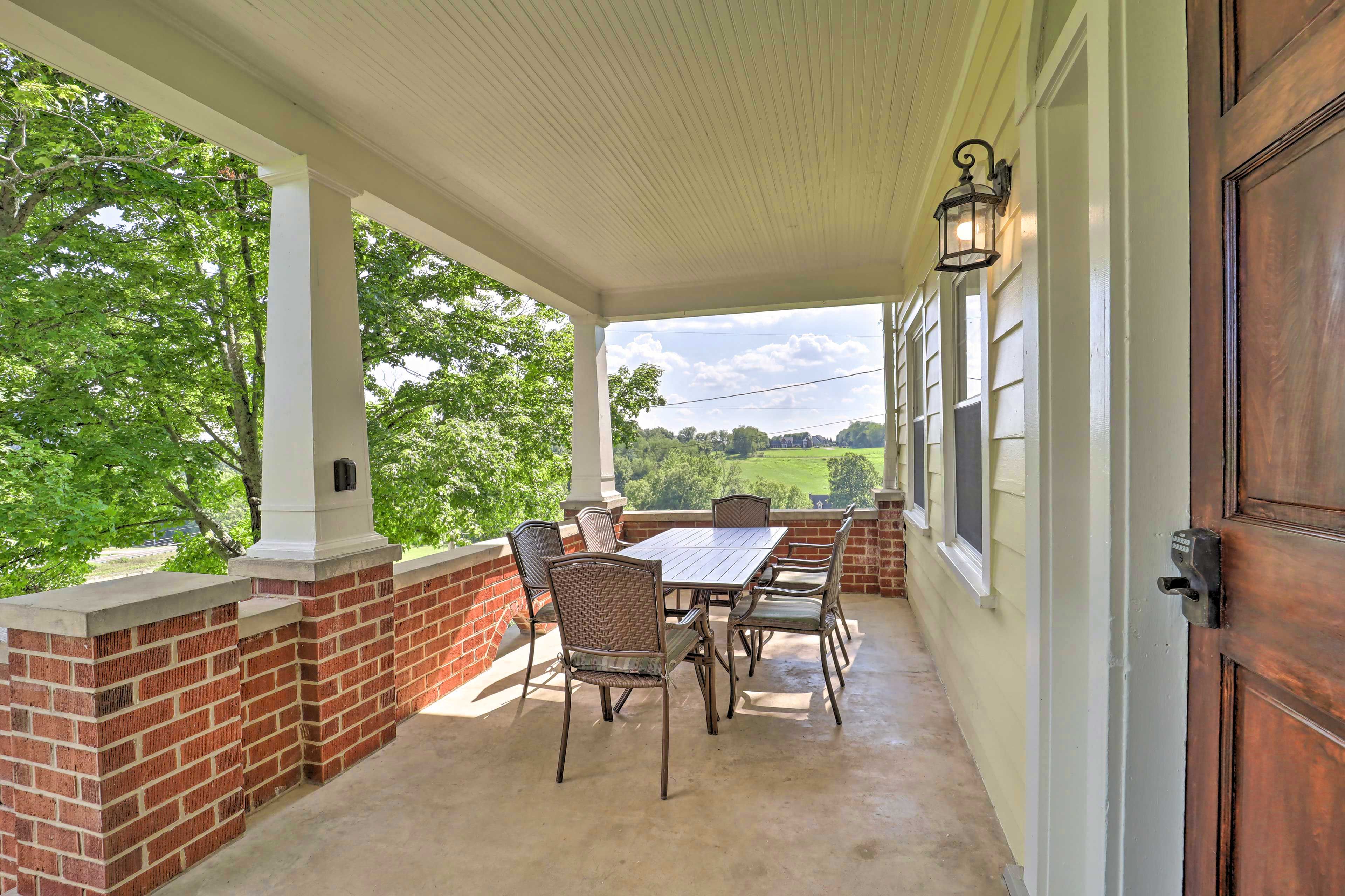 Covered Porch | Outdoor Dining | Porch Swing