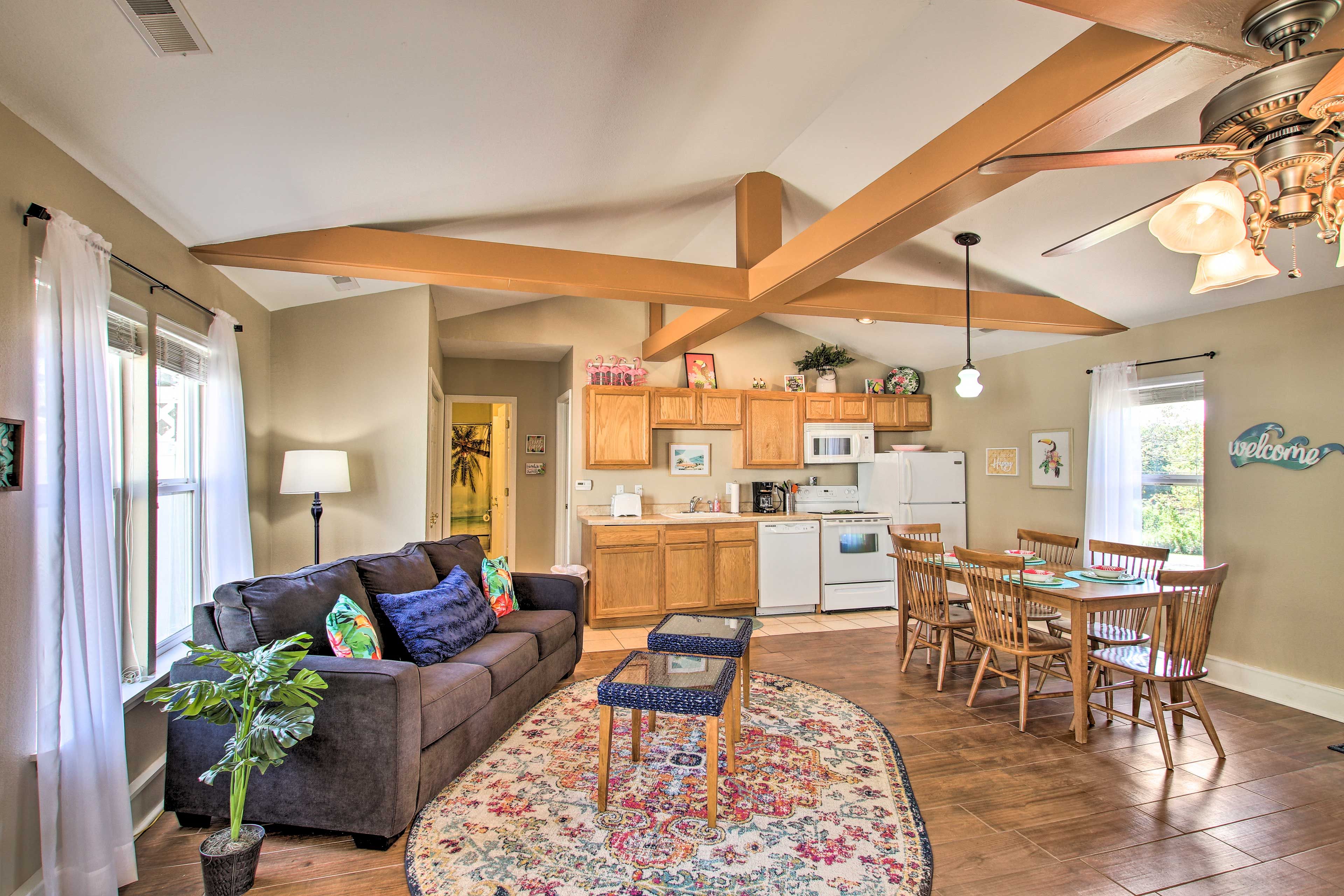 Living Room | Central A/C & Heating | Free WiFi